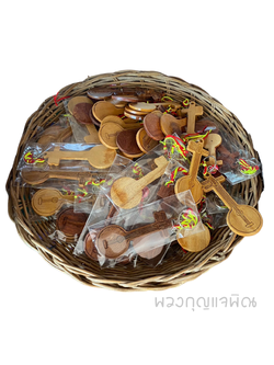 พวงกุญแจ รูปพิณ อันละ 30 บาท ซื้อไว้เป็นของฝาก