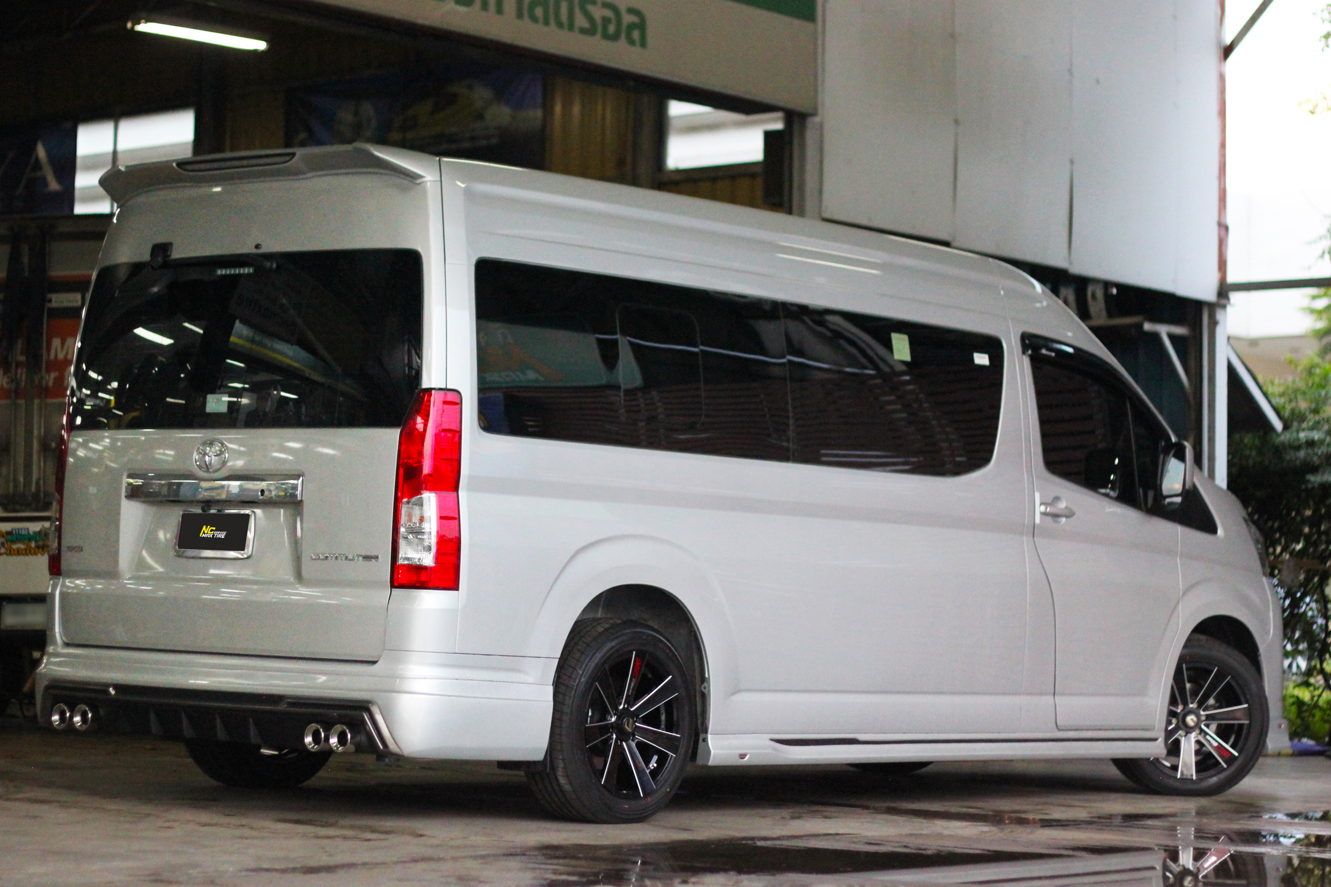 Toyota Commuter / รถตู้ / ล้อแม็กขอบ18 / Cosmis / Innerline / S4 / 18X8.5 6H139.7 ET35 / ล้อแม็กสีดำเงาCNCข้างก้าน / 7 ก้านทรงใบพัด