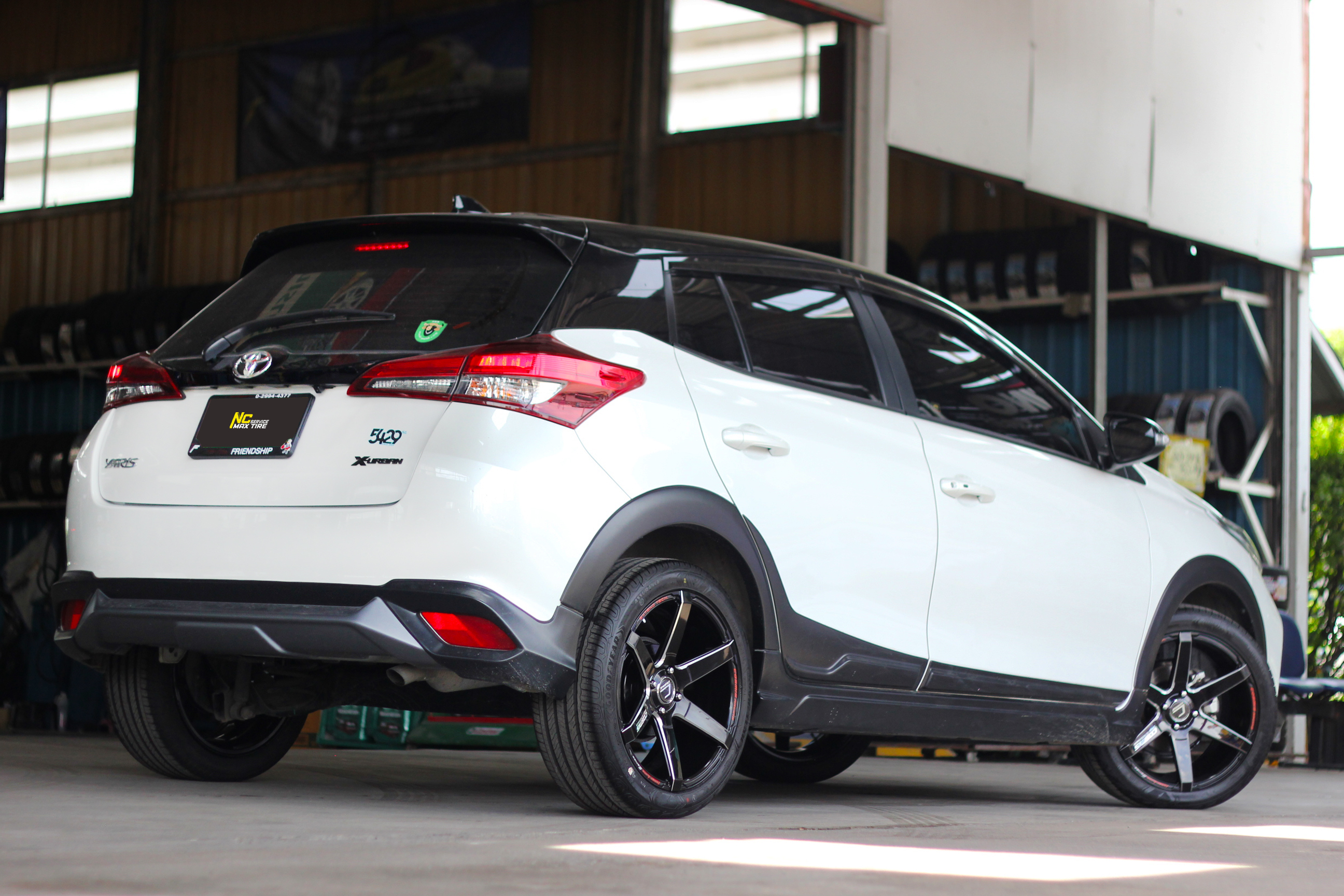 Toyota Yaris / ล้อแม็กขอบ17 / Cosmis / Innerline S1 / สีดำทั้งวงมิลลิ่งข้างก้าน / 17X7.5 4H100 ET28 / Goodyear / Assurance Triplemax2 / 215/45R17