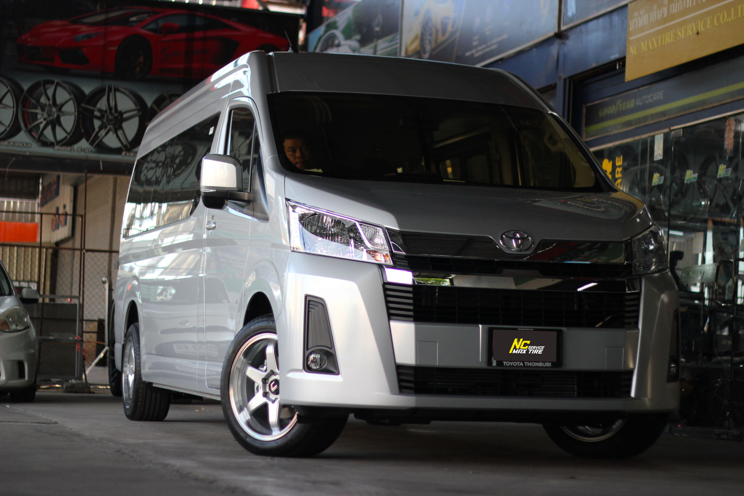ล้อแม็กขอบ18 / Cosmis / RGB-SM06-2R / Silver Mirror / 18x9.0 6H130 ET35 / Goodyear / Efficientgrip Performance / 235/50R18
