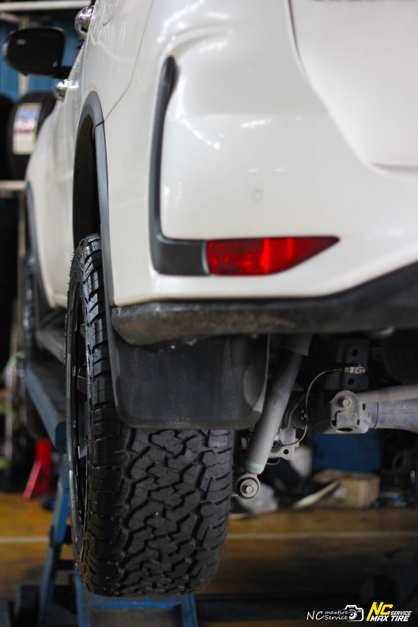 Toyota Fortuner / ล้อแม็กขอบ20 / CAPONE / AMERICAN OUTLAW / ล้อแม็กสีดำด้าน / SATIN BLACK / 20X9.0 6H139.7 ET5 / Cosmis Tire / Raptor AT / 265/50R20