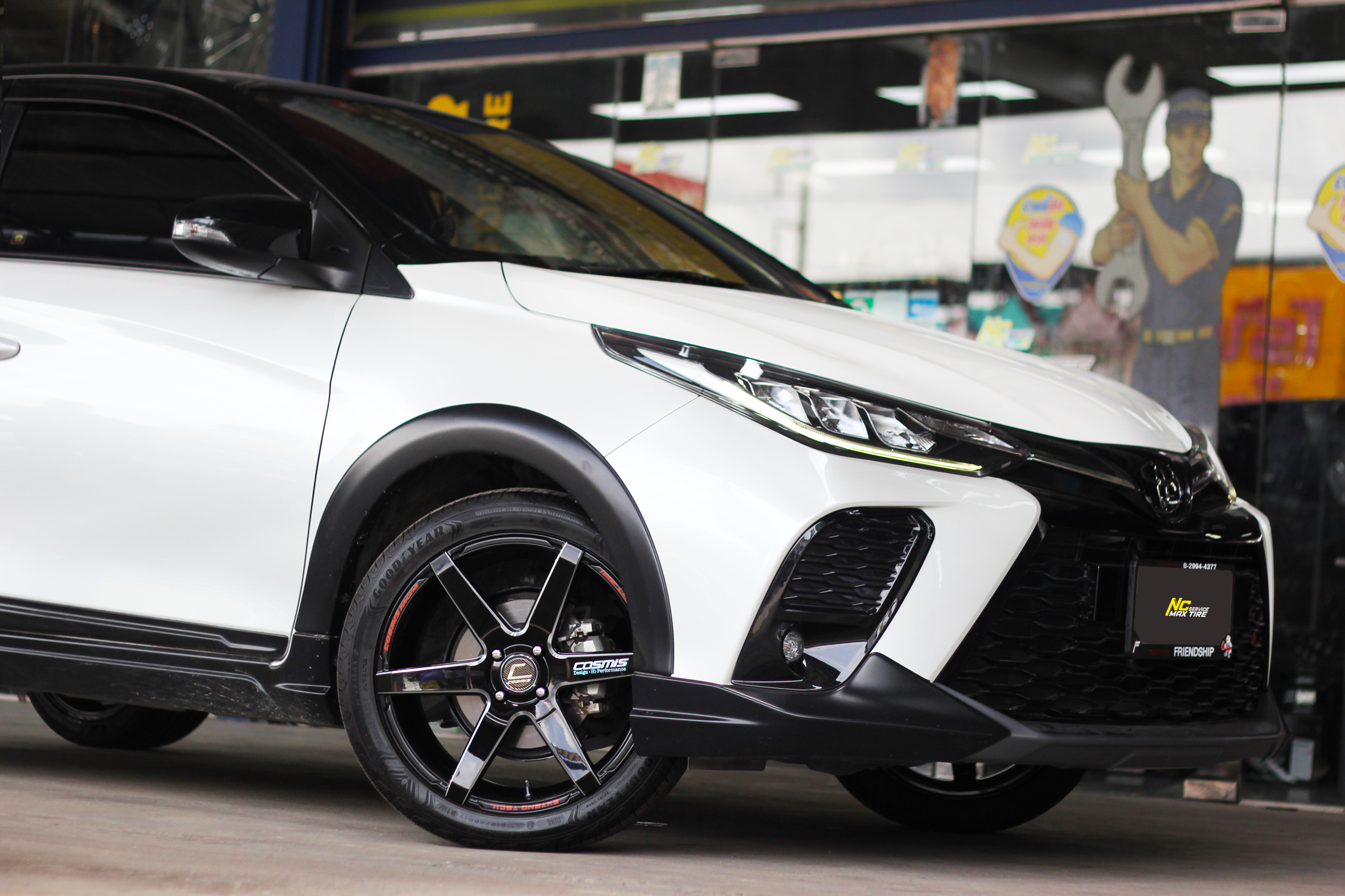 Toyota Yaris / ล้อแม็กขอบ17 / Cosmis / Innerline S1 / สีดำทั้งวงมิลลิ่งข้างก้าน / 17X7.5 4H100 ET28 / Goodyear / Assurance Triplemax2 / 215/45R17