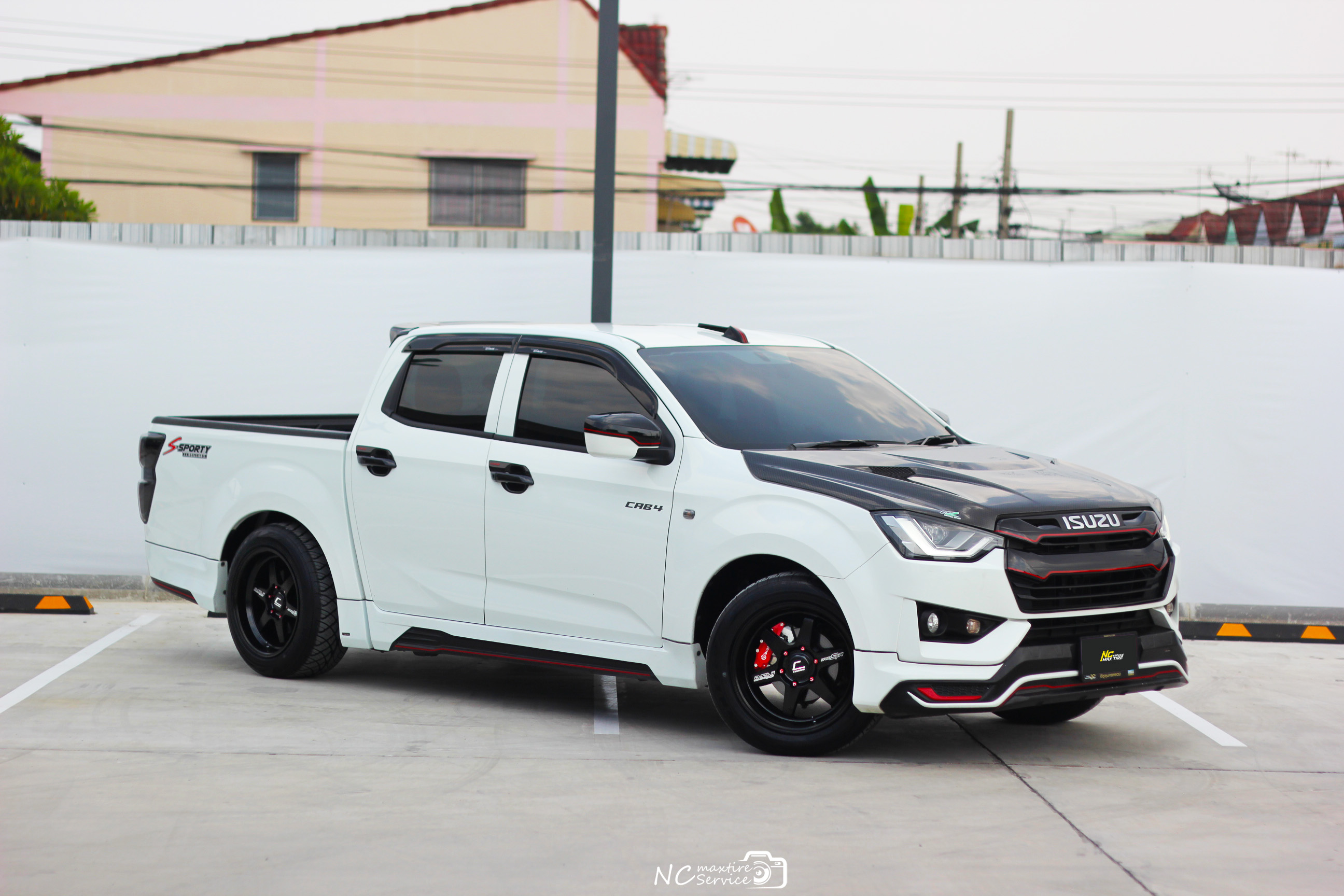 Isuzu D-max ตัวเตี้ย / ล้อแม็กขอบ18 / SPORTY / Cosmis / Fattah / Sport / SFR / 18x9.5/10.5 6H139.7 ET25/32 / T1RS / 255/50R18 / น็อตล้อCosmis