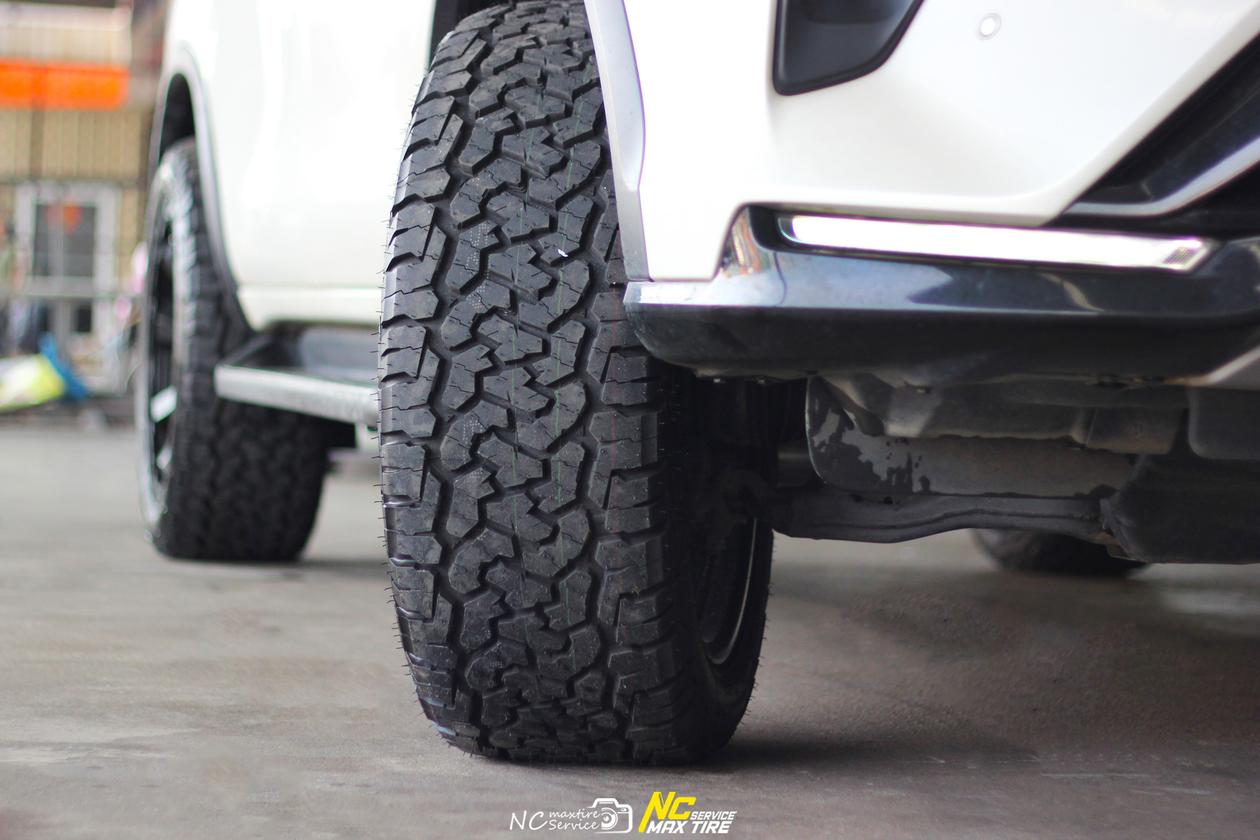 Toyota Fortuner / ล้อแม็กขอบ20 / CAPONE / AMERICAN OUTLAW / ล้อแม็กสีดำด้าน / SATIN BLACK / 20X9.0 6H139.7 ET5 / Cosmis Tire / Raptor AT / 265/50R20