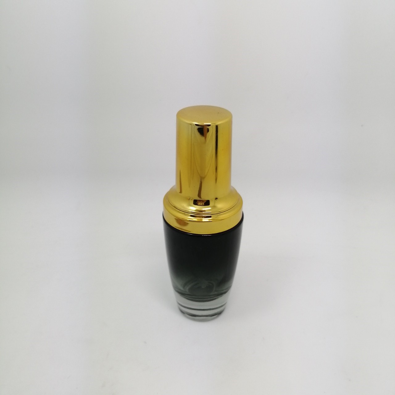 ขวดแก้วดำทรงโอ่งผอม หัวปั้มทอง ขนาด 15 ml.