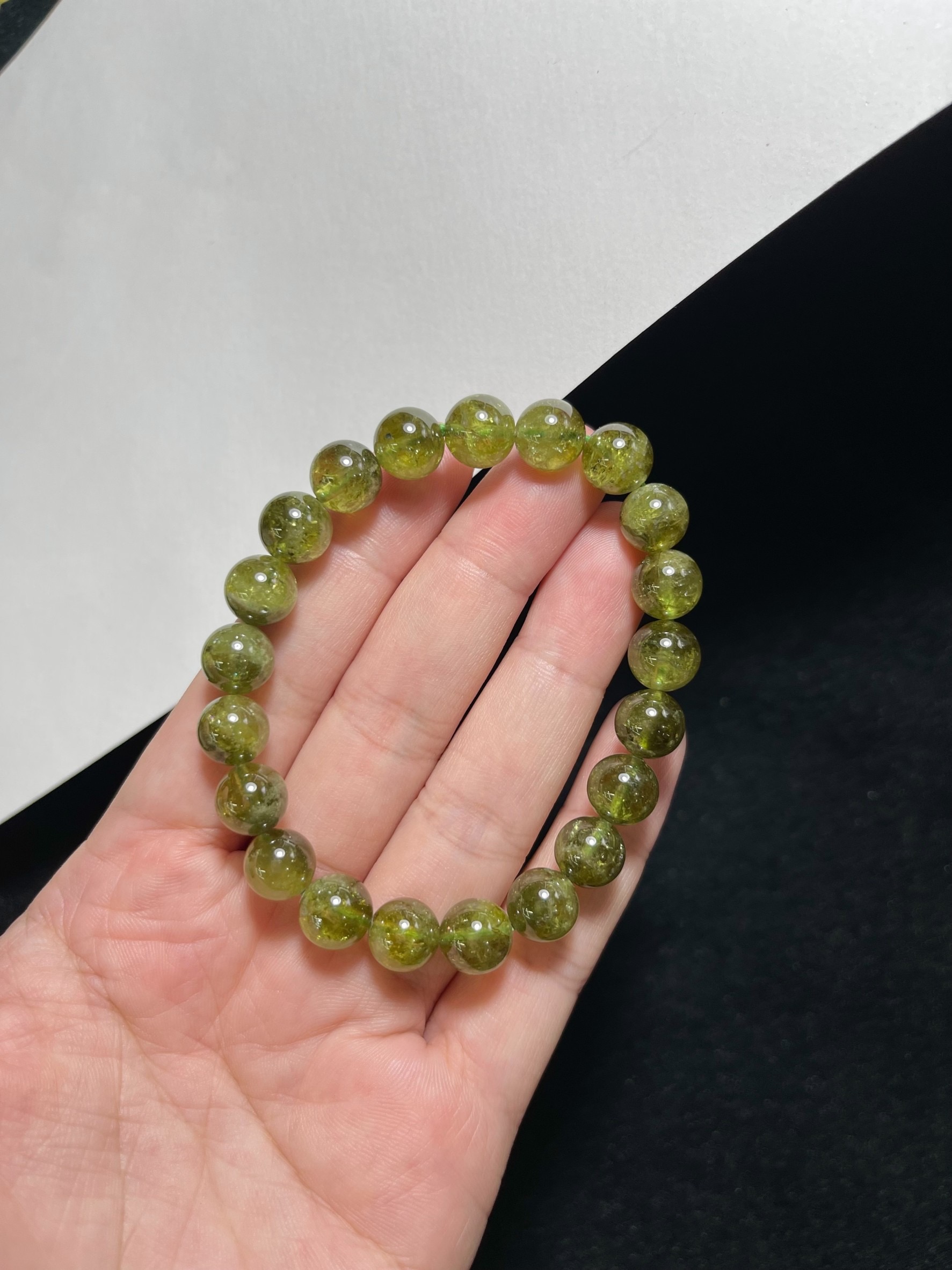 โกเมนเขียว หรือ ซาโวไรต์ (Tsavorite) เกรดพรีเมี่ยม เนื้อเป็นงานกึ่งพลอย ใสแบบธรรมชาติ