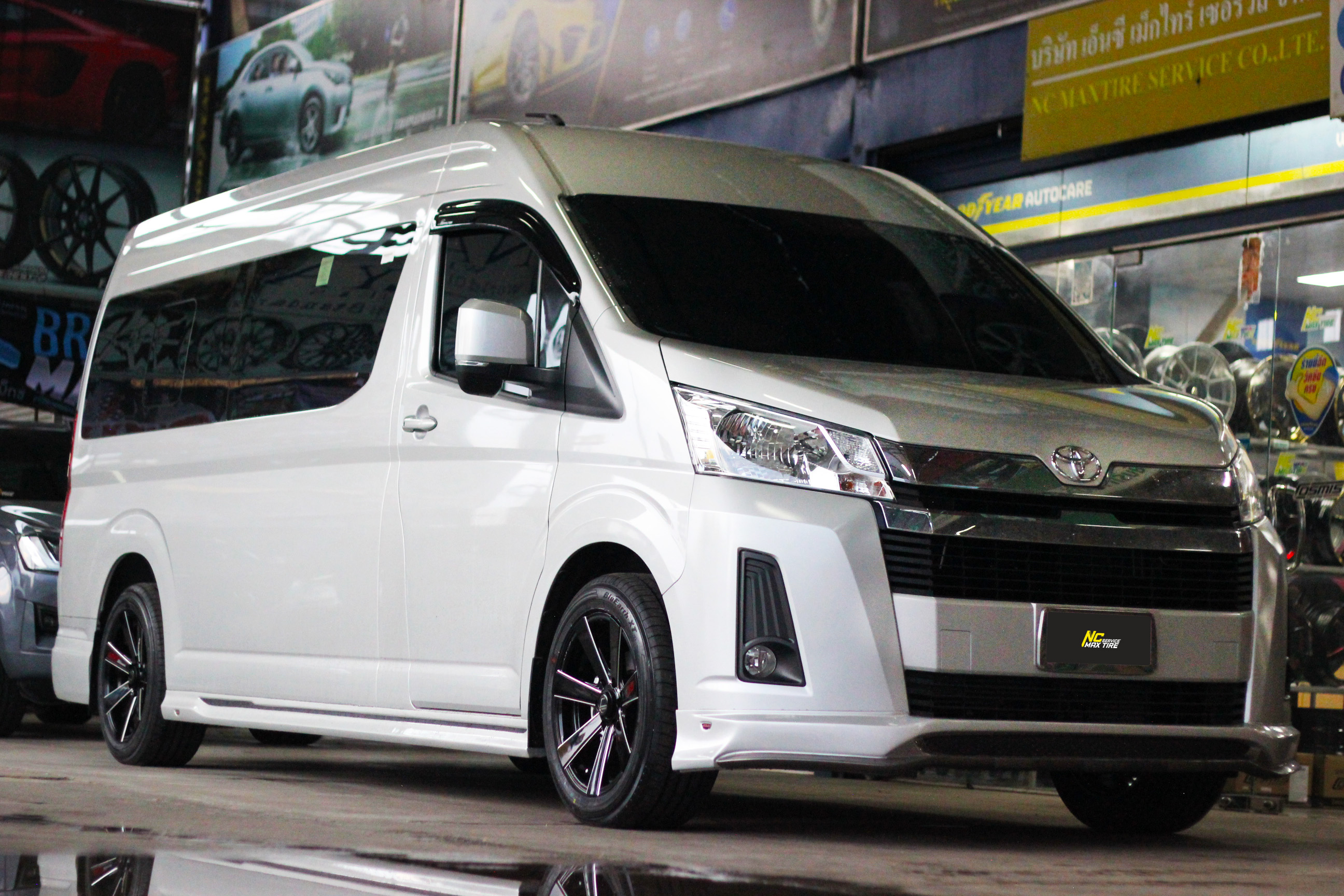 Toyota Commuter / รถตู้ / ล้อแม็กขอบ18 / Cosmis / Innerline / S4 / 18X8.5 6H139.7 ET35 / ล้อแม็กสีดำเงาCNCข้างก้าน / 7 ก้านทรงใบพัด