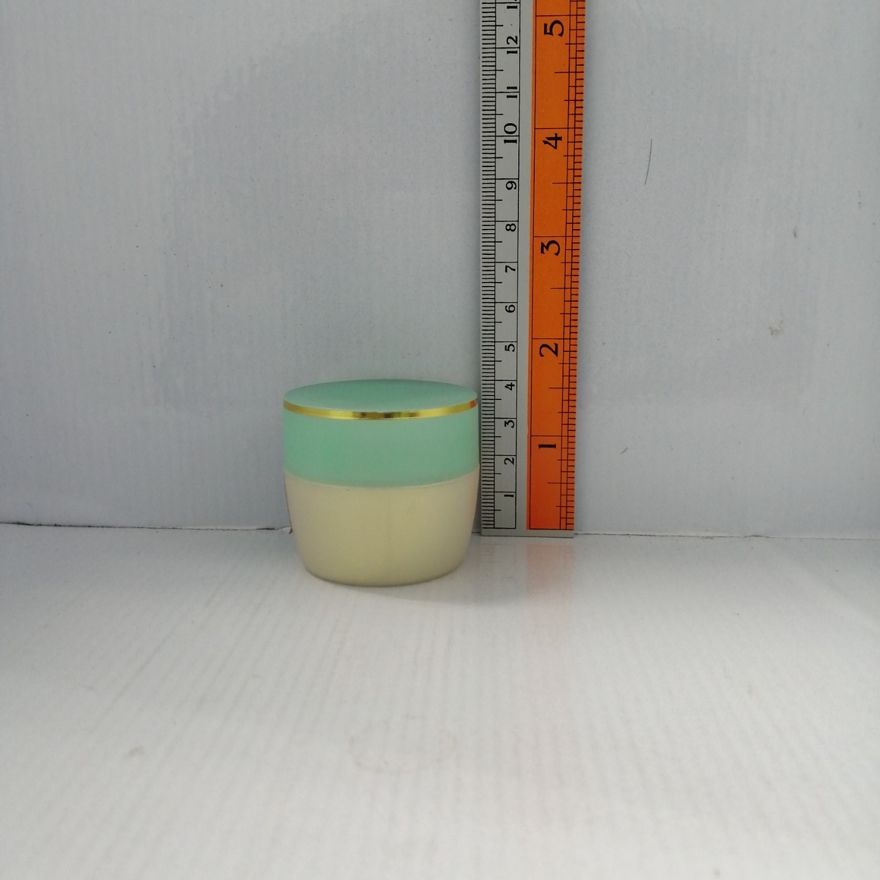 กระปุกครีม ขนาด20กรัม สูง4cm กว้าง4.6cm รุ่นk0031 สีมุกฝาเขียวขลิบทอง กระปุกใส่ครีมทาหน้า กระปุกครีมขนาดพกพา มีของพร้อมส่ง