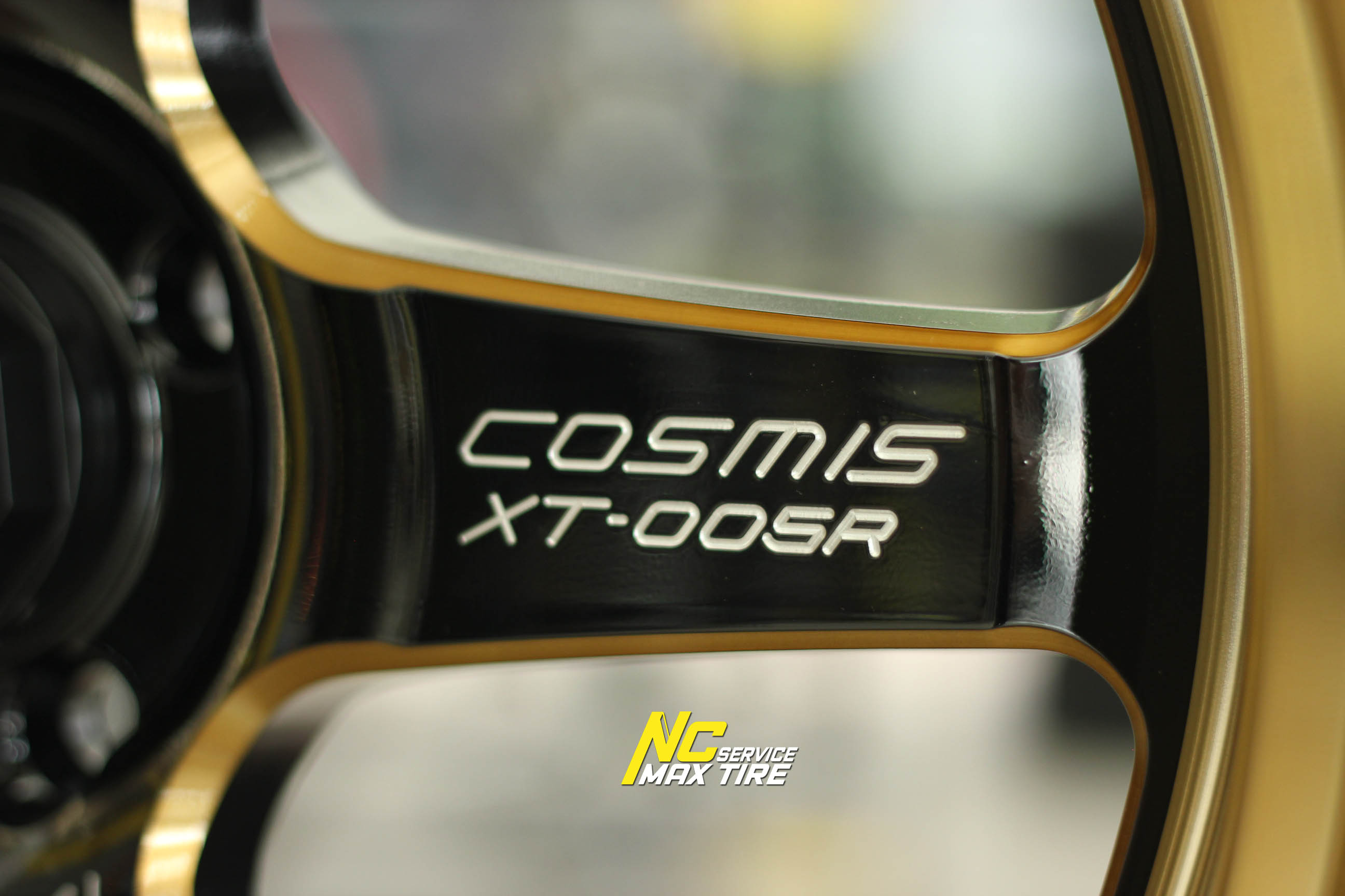 ล้อแม็กขอบ17 / COSMIS XT-005R / สีดำขอบทอง / สำหรับรถเก๋ง (ราคาต่อวง) / 17x7.5 4H100 ET30
