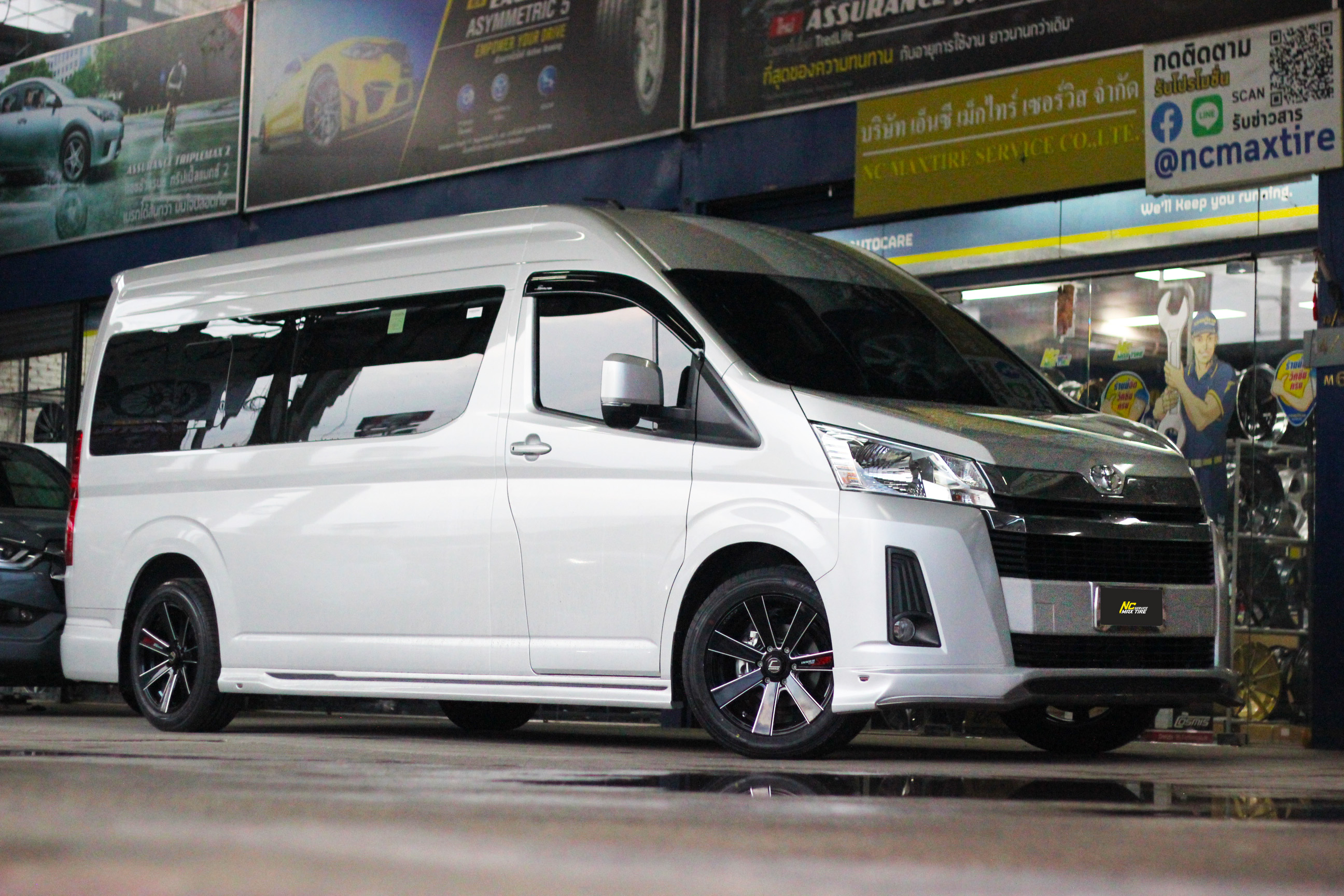 Toyota Commuter / รถตู้ / ล้อแม็กขอบ18 / Cosmis / Innerline / S4 / 18X8.5 6H139.7 ET35 / ล้อแม็กสีดำเงาCNCข้างก้าน / 7 ก้านทรงใบพัด