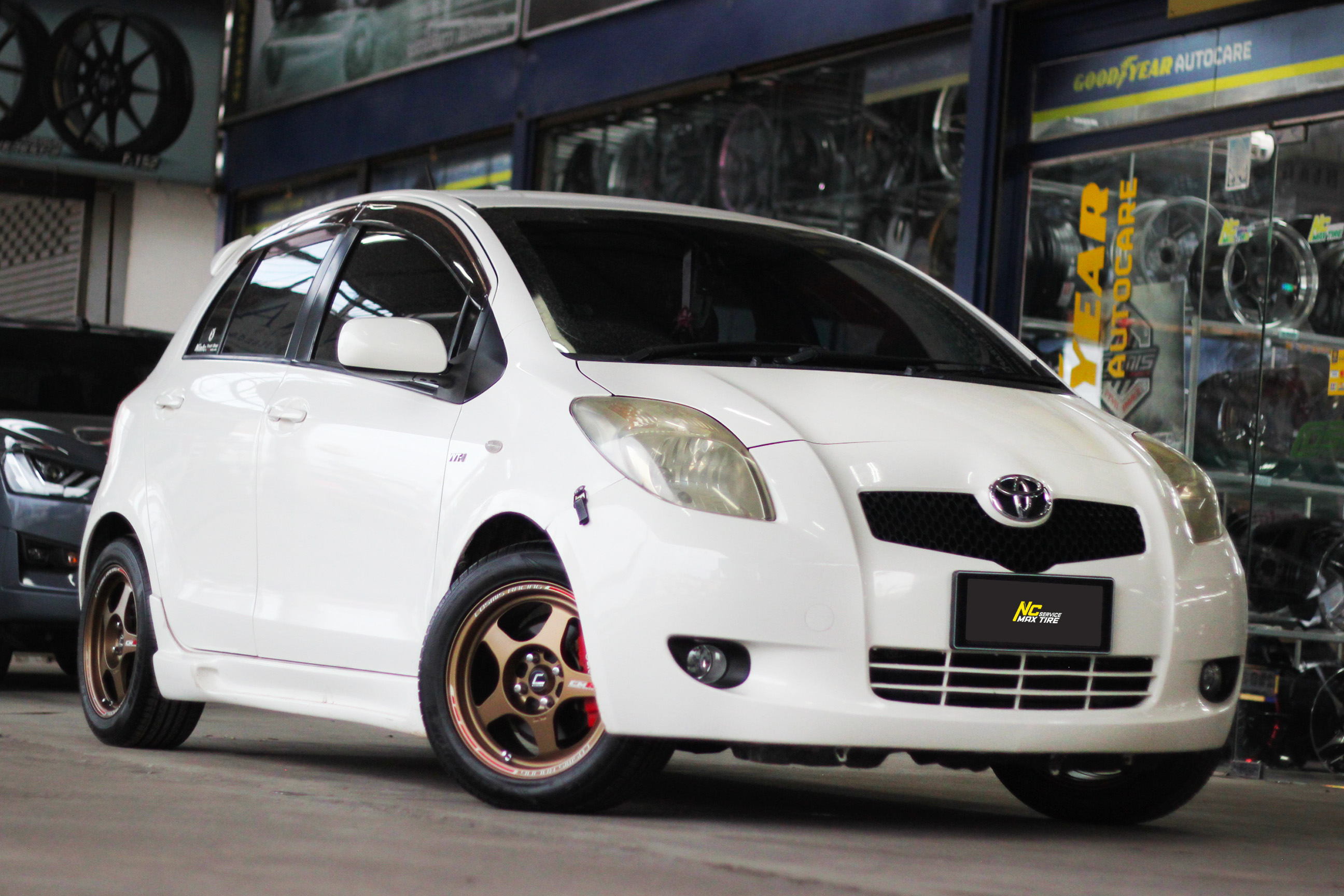 Toyota Yaris / ล้อแม็กขอบ15 / Cosmis / CMR / ล้อแม็กสีน้ำตาลด้าน / Decibel / DR1 / 15X7 4H100 ET35 / 195/55R15