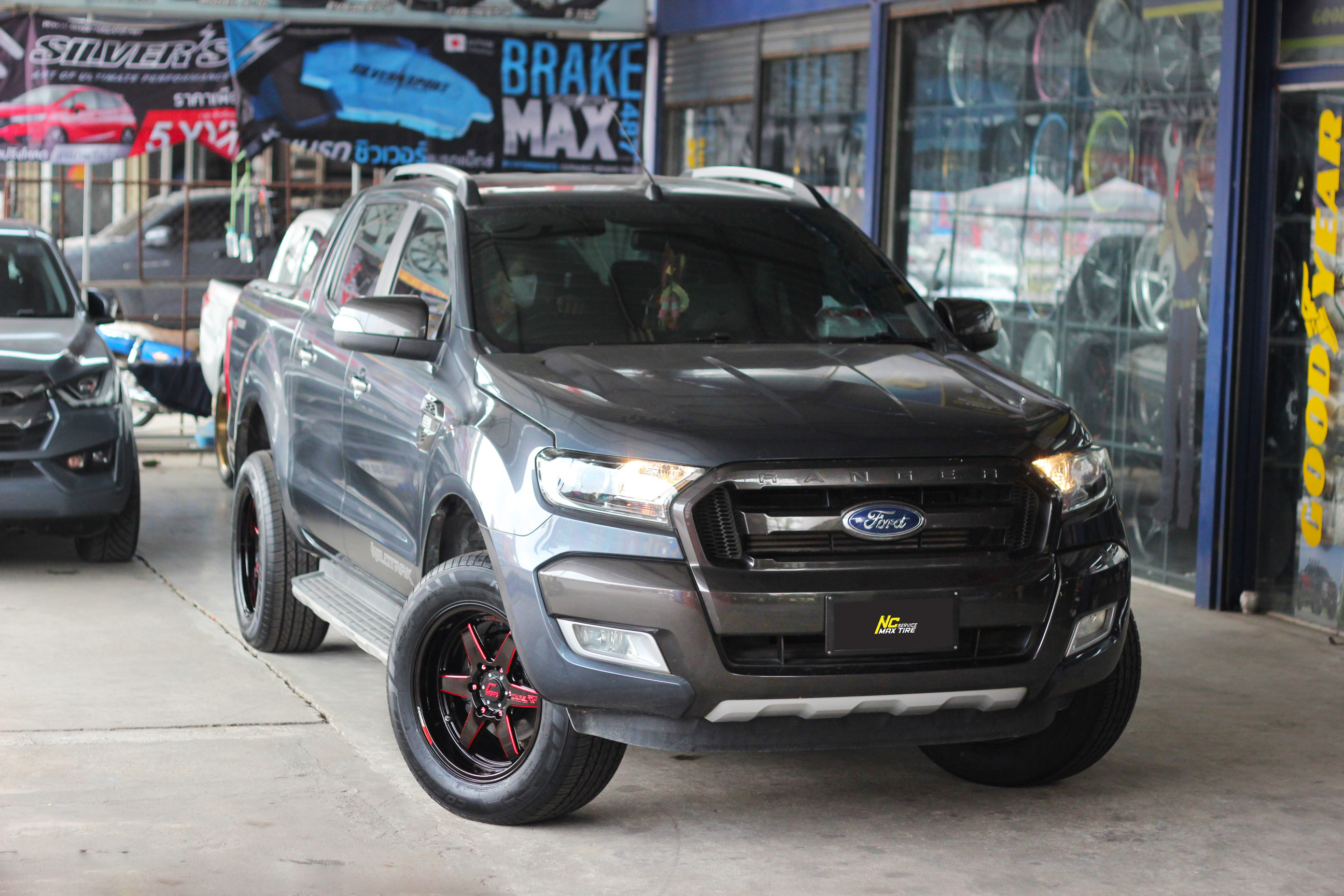 Ford Ranger / ล้อแม็กขอบ18 / Cosmis / Type-R / Revolution / 18x9.5 6H139.7 ET27 / ล้อแม็กสีดำเงาทั้งวง+มิลลิ่งข้างก้านแดง+เพลท / Raptor HT / 265/60R18