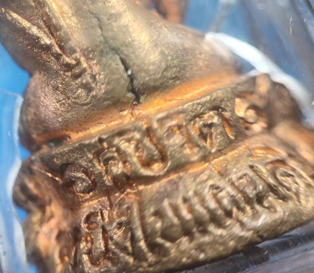 พระกริ่งคู่ชีวิต รุ่นหนึ่งในแผ่นดิน นวะโลกุตระธรรม เนื้อโสฬสมหาจักรพรรดิ์ธาตุเหล็กไหล หลวงปู่หมุนร่วมปลุกเสก