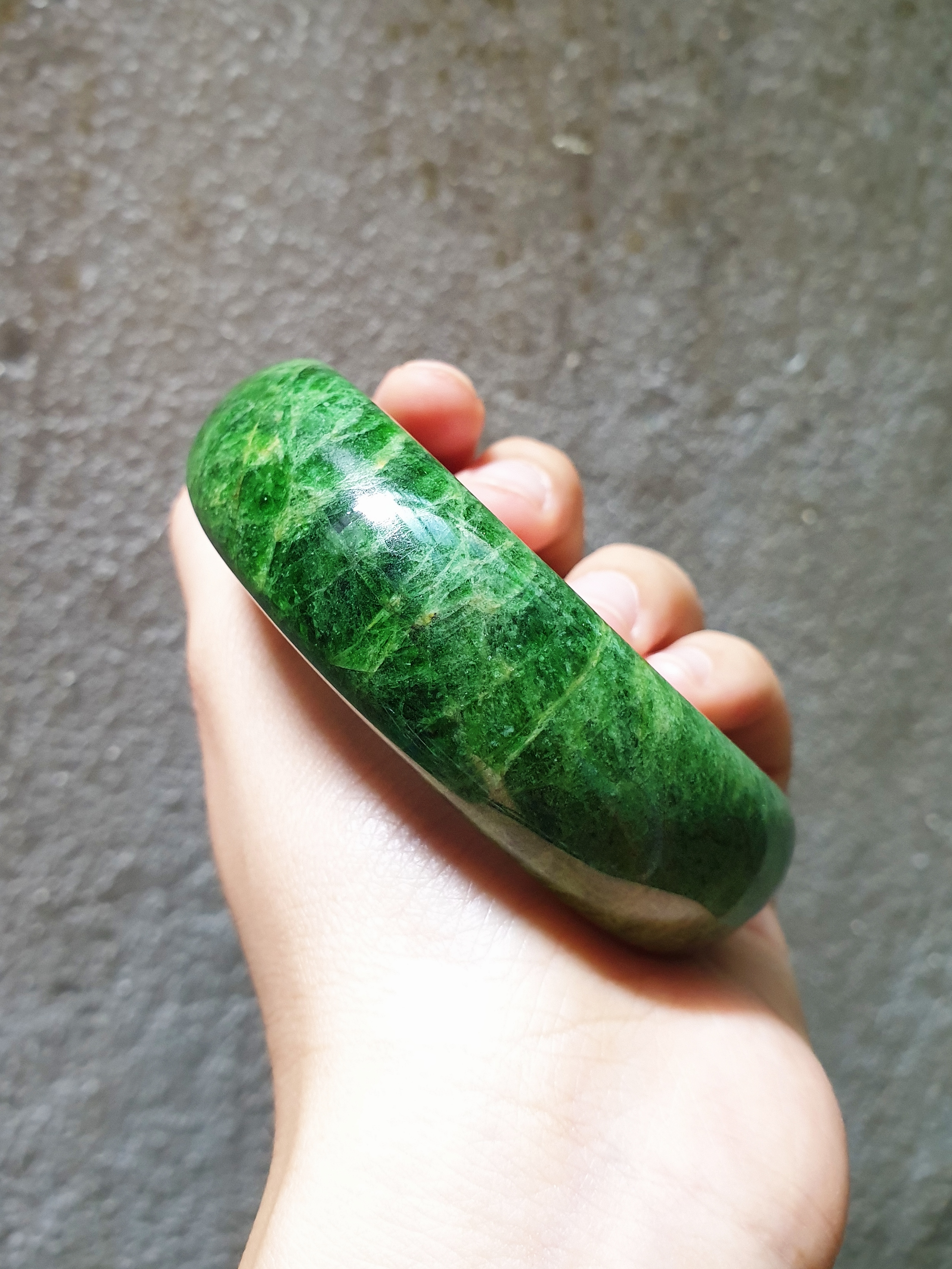 กำไลโครมไดออพไซท์ (Chrome Diopside) เนื้อหินทั้งก้อน งดงาม ไร้รอยต่อ