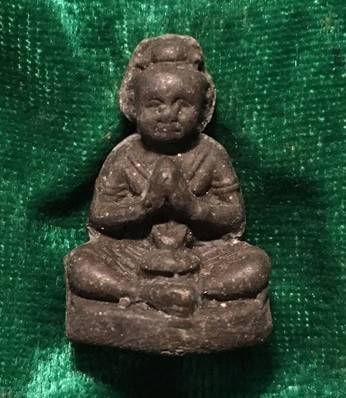 กุมารทองโชคทวี เนื้อผงดินเจ็ดป่าช้า อุดด้วยผงพรายกุมาร หลวงปู่คำบุ วัดกุดชมภู จ.อุบลราชธานี