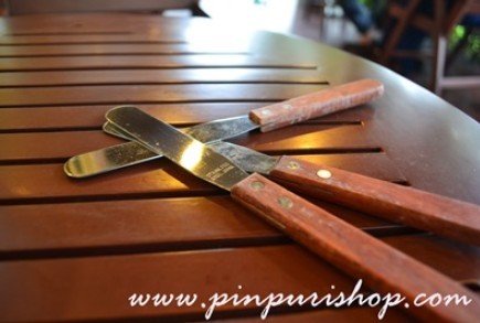 ไม้พาย ปาดครีม แสตนเลส ด้ามไม้ นำเข้าจากญี่ปุ่น ราคาอันละ 150 บาท