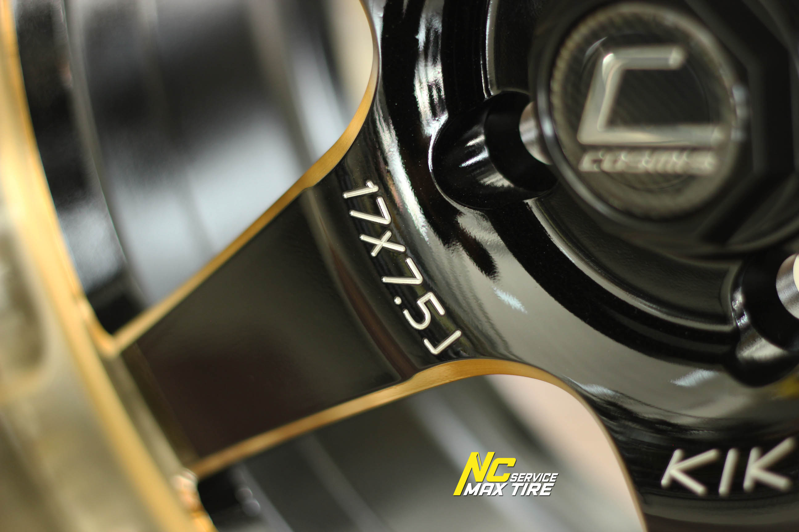 ล้อแม็กขอบ17 / COSMIS XT-005R / สีดำขอบทอง / สำหรับรถเก๋ง (ราคาต่อวง) / 17x7.5 4H100 ET30