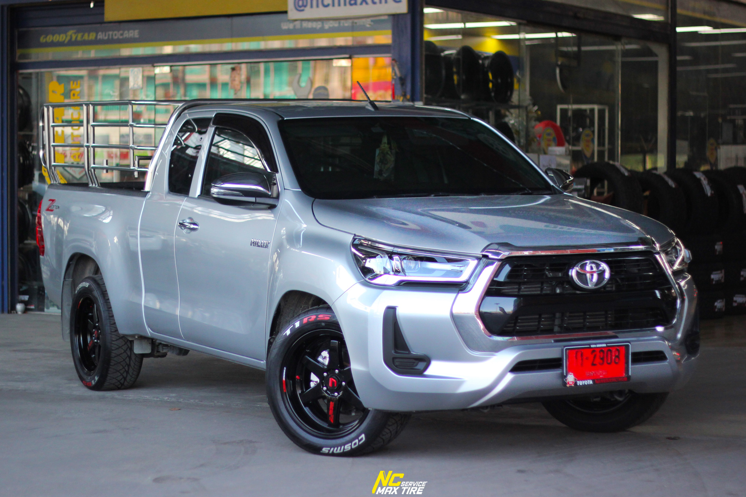 Toyota Hilux Revo / กระบะตัวเตี้ย / ล้อแม็กขอบ18 / Cosmis / Type-R / Revolution / 18x8.5 5H113 ET22 / ล้อแม็กสีดำเงาทั้งวง+CNCตัวหนังสือแดง / T1RS / 255/50R18