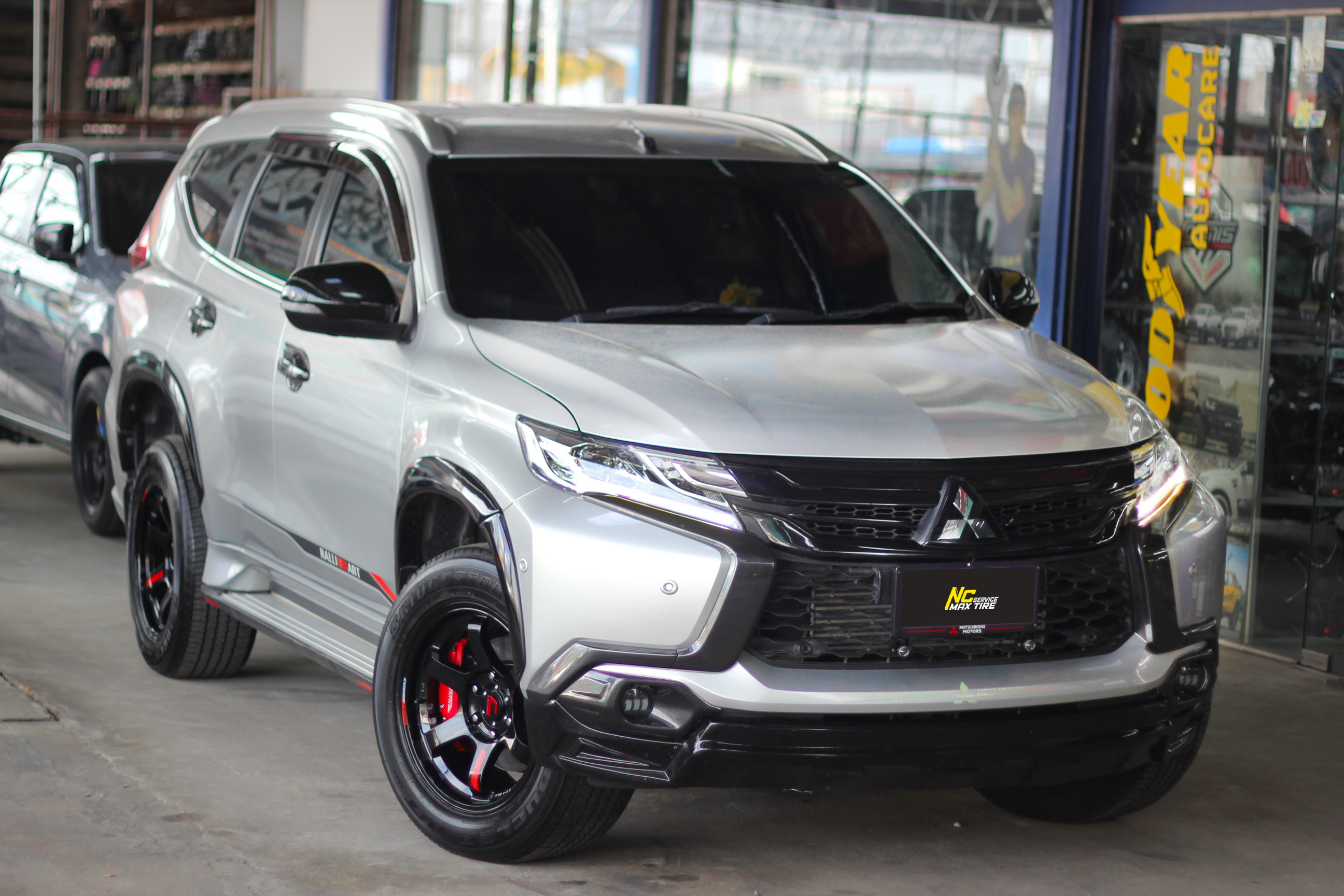 Mitsubishi Pajero Sport / ล้อแม็กขอบ18 / Cosmis / RG-06S / ล้อแม็กสีดำเงาทั้งวงหยอดหนังสือแดง / 18x9.0 6H139.7 ET15