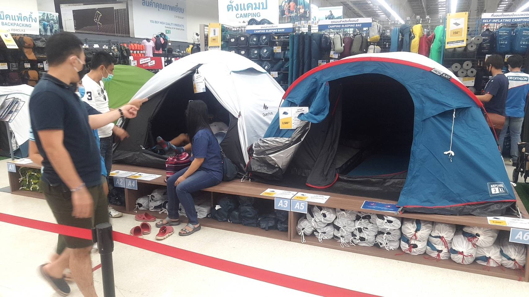 ชั้นวางสินค้า (Decathlon)