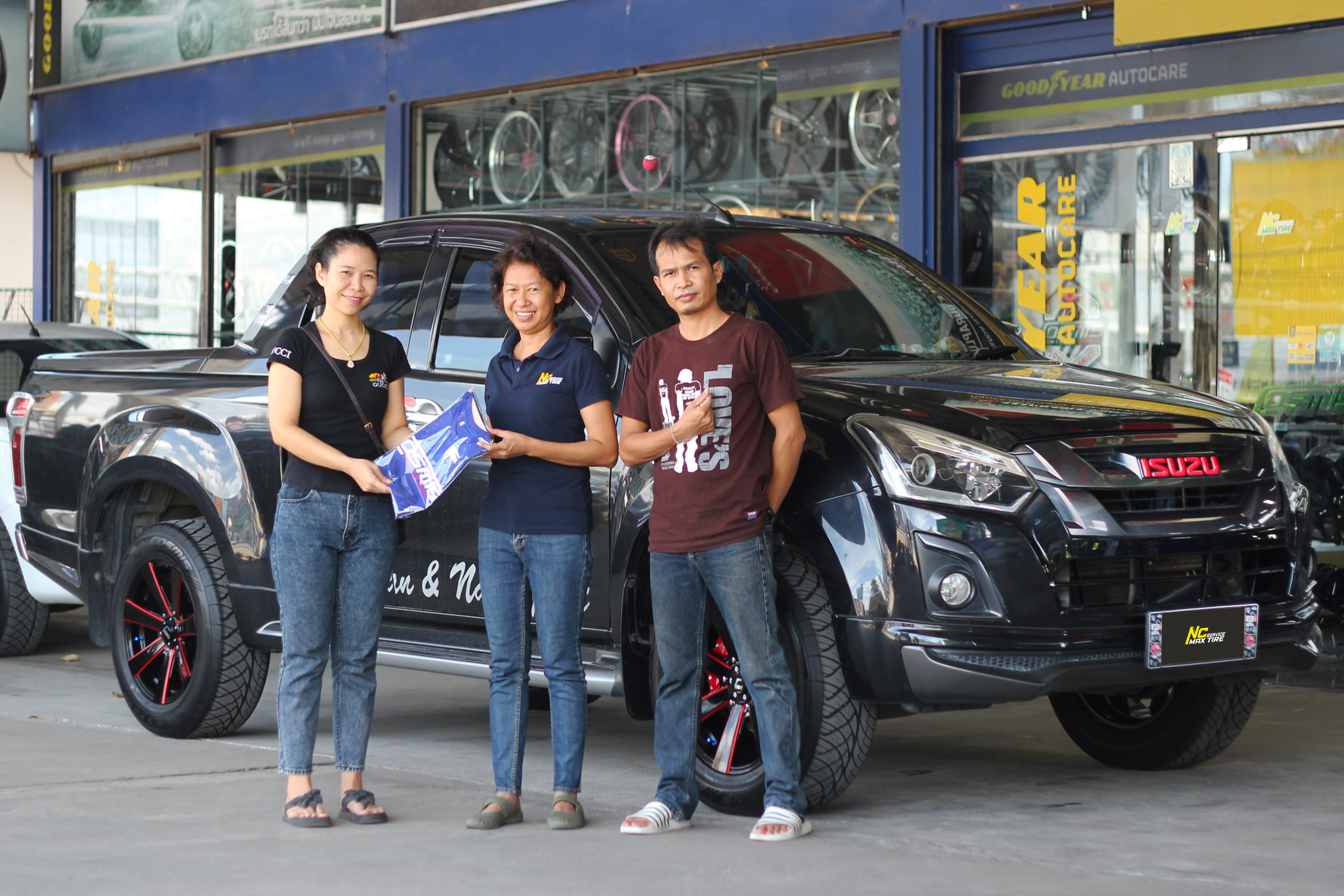 Isuzu D-max ตัวสูง / ล้อแม็กขอบ18 / Cosmis / InnerlineS4 / ล้อแม็ก7ก้านทรงใบพัด / ล้อแม็กสีดำCNCข้างก้านแดง / 18x8.5 6H139.7 ET35