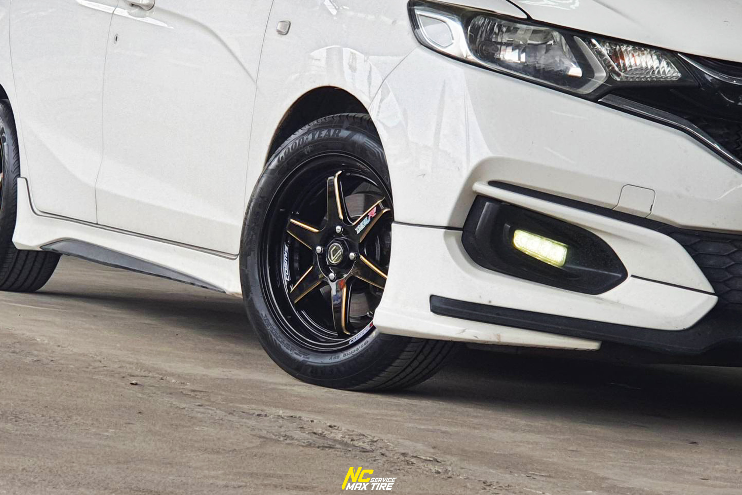 Honda Jazz / ล้อแม็กสำหรับเก๋งซิตี้คาร์ / อีโค่คาร์ / CityCar / EcoCar / ล้อแม็กขอบ15 / Cosmis / Type-R / Revolution / 15X7.0 4h100 ET35 / Goodyear / ASSURANCE MAXGUARD / 195/55R15