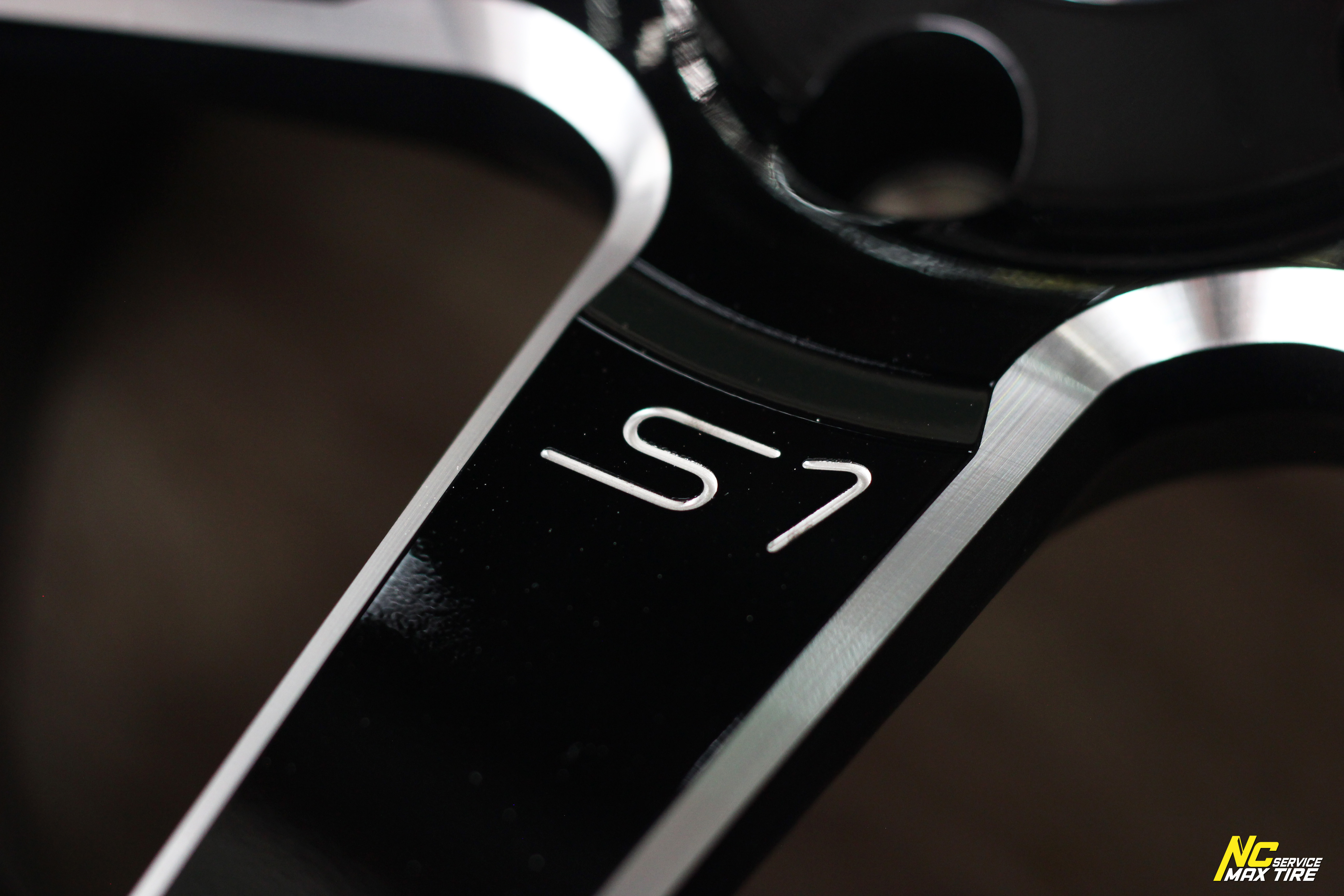 ล้อแม็กขอบ17 / Cosmis / Innerline / S1 / 17x8.0 5H114.3 ET30 / ล้อแม็กสีดำเงา+CNCข้างก้าน / NC / PP