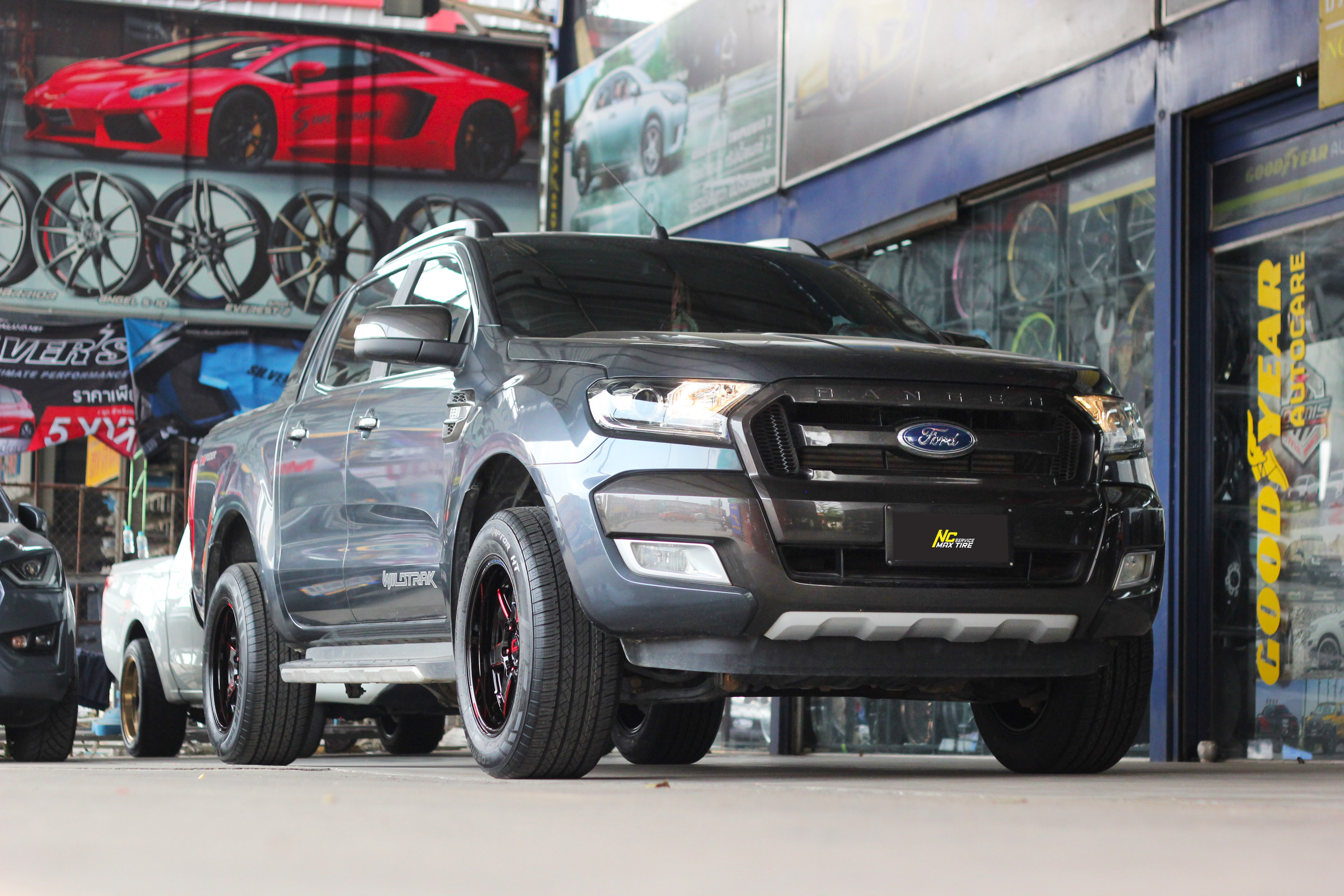 Ford Ranger / ล้อแม็กขอบ18 / Cosmis / Type-R / Revolution / 18x9.5 6H139.7 ET27 / ล้อแม็กสีดำเงาทั้งวง+มิลลิ่งข้างก้านแดง+เพลท / Raptor HT / 265/60R18