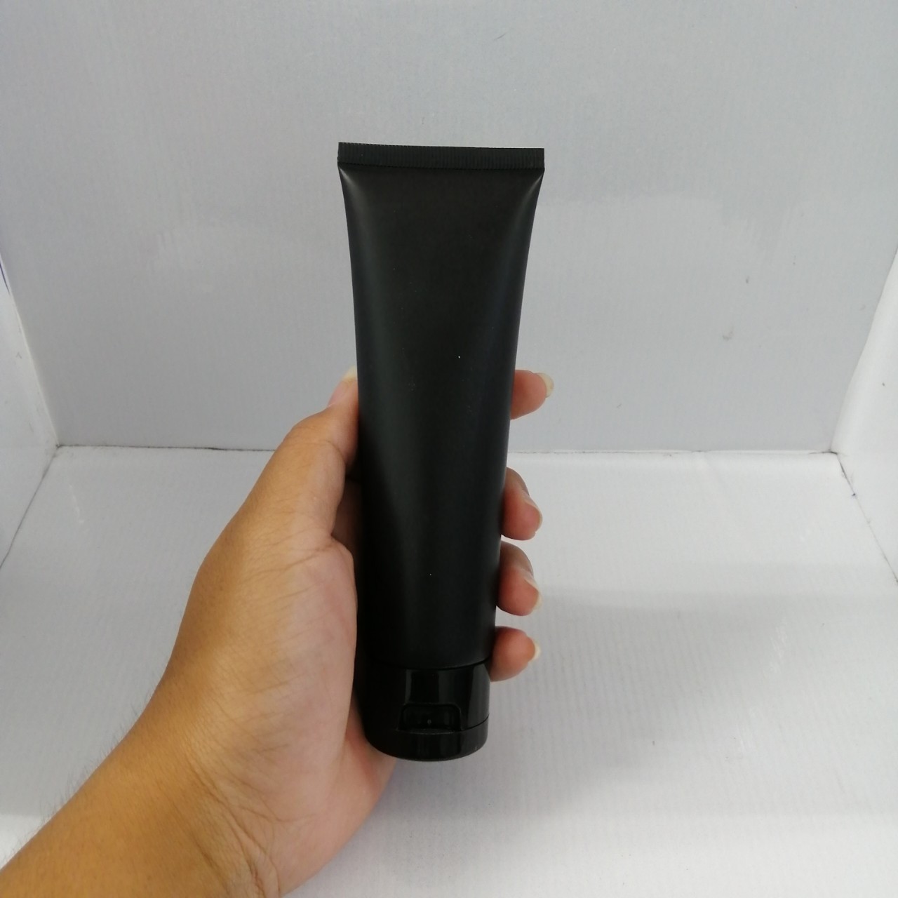 หลอดโฟม หลอดบีบ ขนาด100ml รุ่น frt-001 สีดำ พร้อมฝาป๊อกแป๊ก หลอดโฟม หลอดใส่ครีม ใสของเหลว ราคาถูก พร้อมส่ง