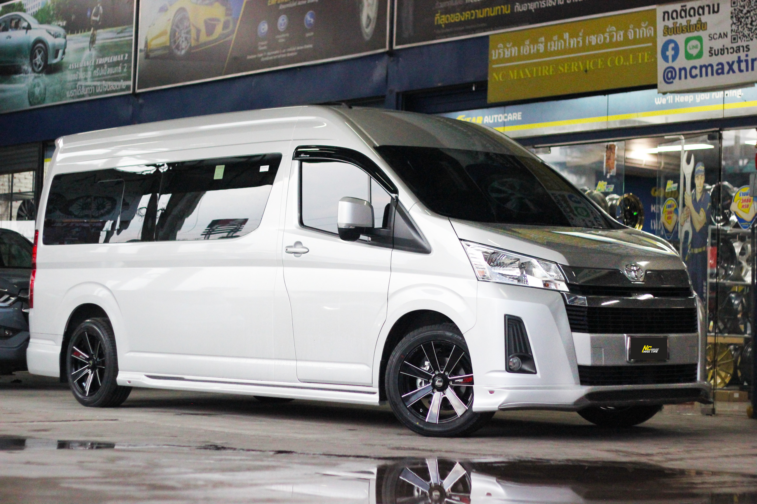 Toyota Commuter / รถตู้ / ล้อแม็กขอบ18 / Cosmis / Innerline / S4 / 18X8.5 6H139.7 ET35 / ล้อแม็กสีดำเงาCNCข้างก้าน / 7 ก้านทรงใบพัด