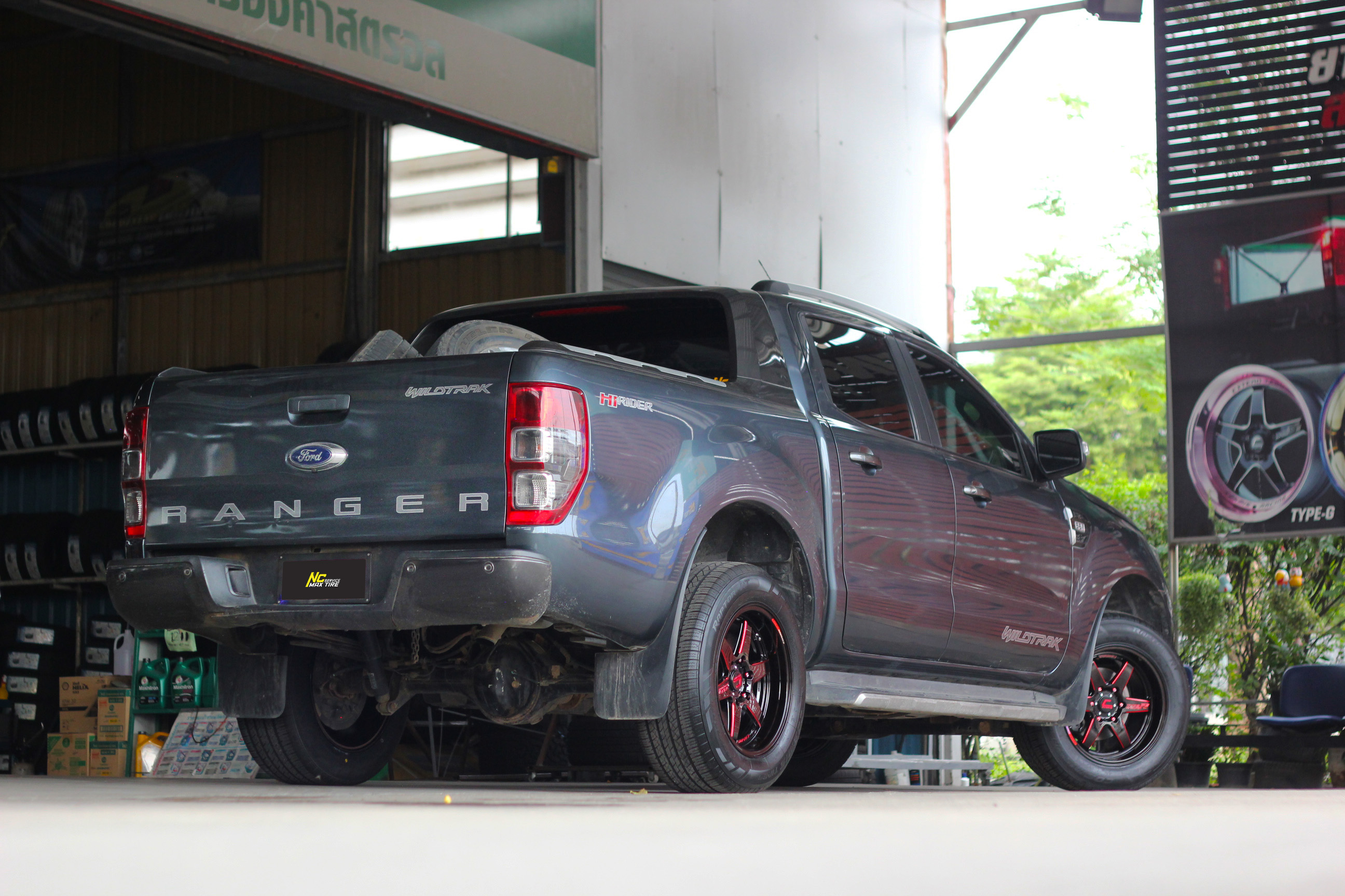 Ford Ranger / ล้อแม็กขอบ18 / Cosmis / Type-R / Revolution / 18x9.5 6H139.7 ET27 / ล้อแม็กสีดำเงาทั้งวง+มิลลิ่งข้างก้านแดง+เพลท / Raptor HT / 265/60R18