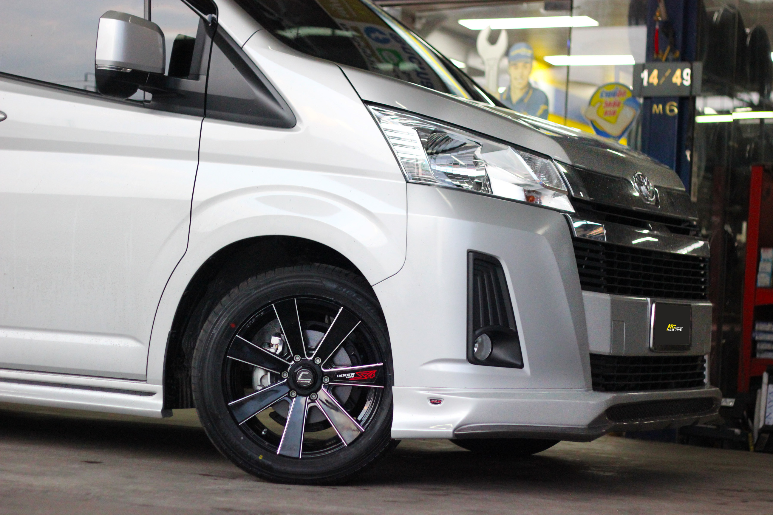 Toyota Commuter / รถตู้ / ล้อแม็กขอบ18 / Cosmis / Innerline / S4 / 18X8.5 6H139.7 ET35 / ล้อแม็กสีดำเงาCNCข้างก้าน / 7 ก้านทรงใบพัด