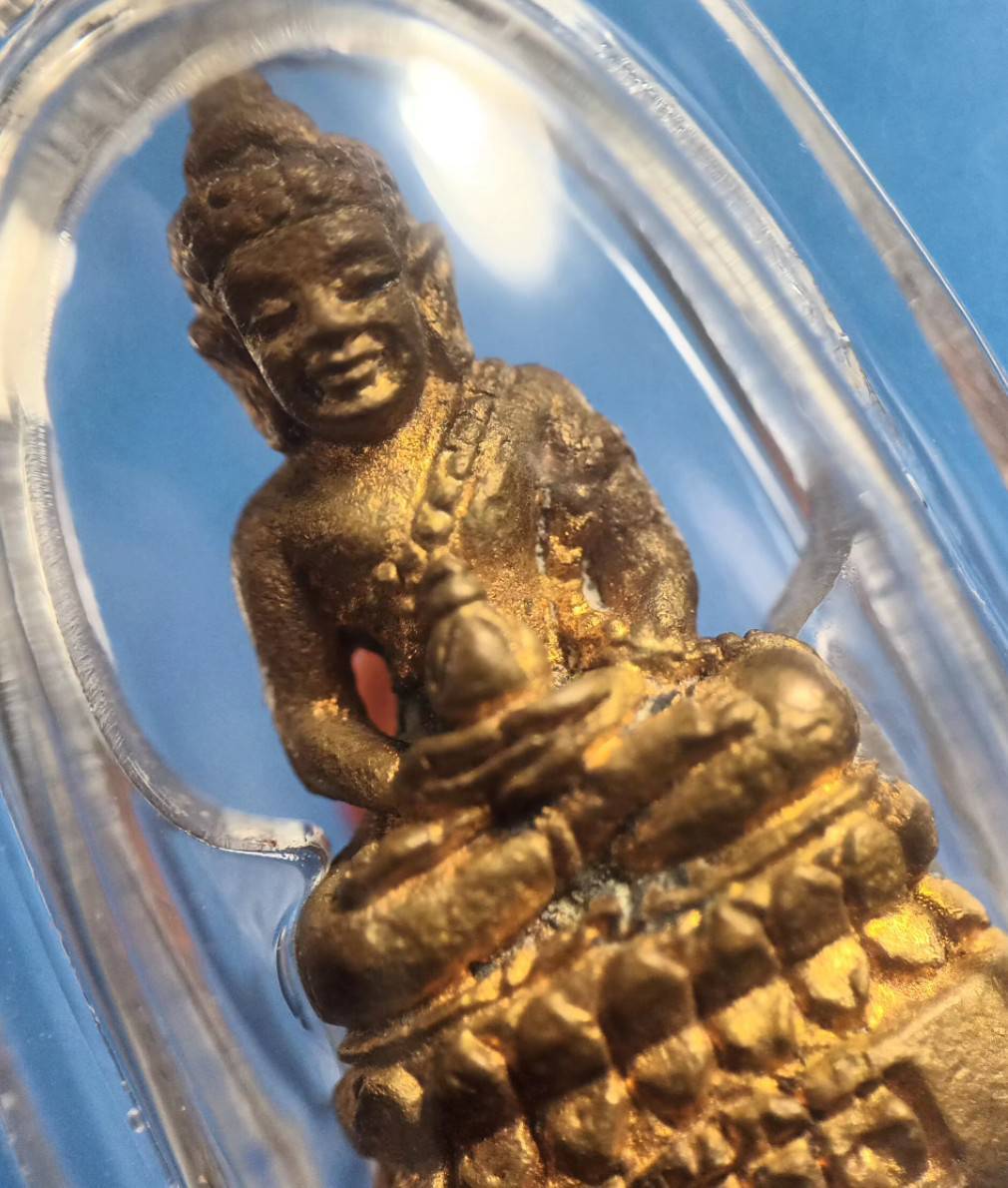 พระกริ่งคู่ชีวิต รุ่นหนึ่งในแผ่นดิน นวะโลกุตระธรรม เนื้อโสฬสมหาจักรพรรดิ์ธาตุเหล็กไหล หลวงปู่หมุนร่วมปลุกเสก