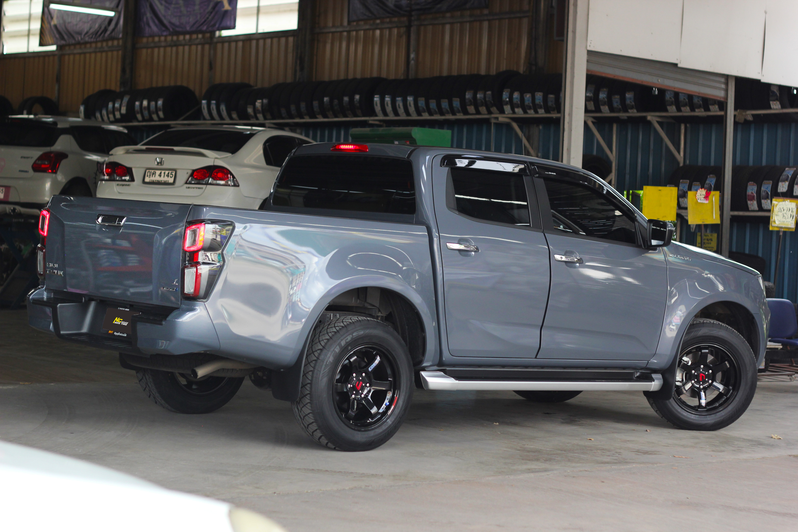 Isuzu Dmax ตัวสูง / ล้อแม็กขอบ18 / Cosmis / RG-06S / ล้อแม็กสีดำเงาทั้งวง / 18x9.0 6H139.7 ET15 / T1RS / 265/60R18
