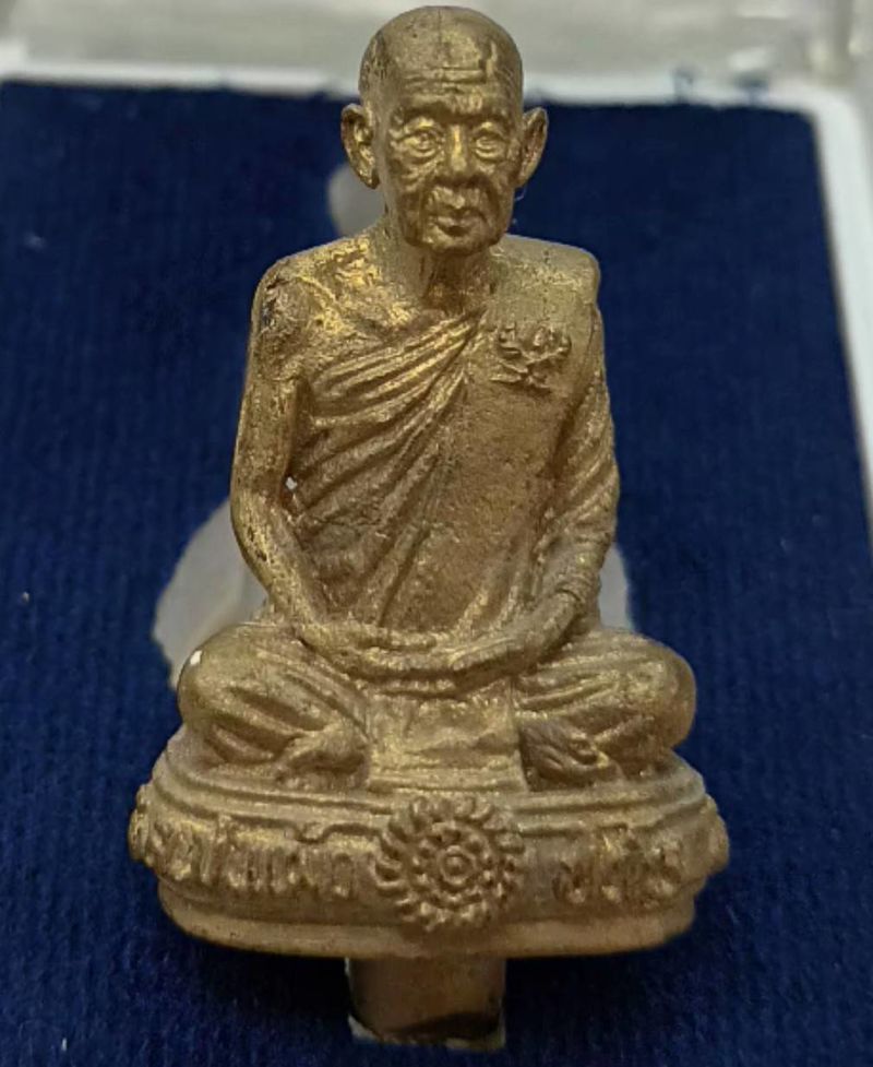 หลวงปู่แผ้ว ปวโร รูปหล่อโบราณ ไม่ตัดเดือย ปี 2554