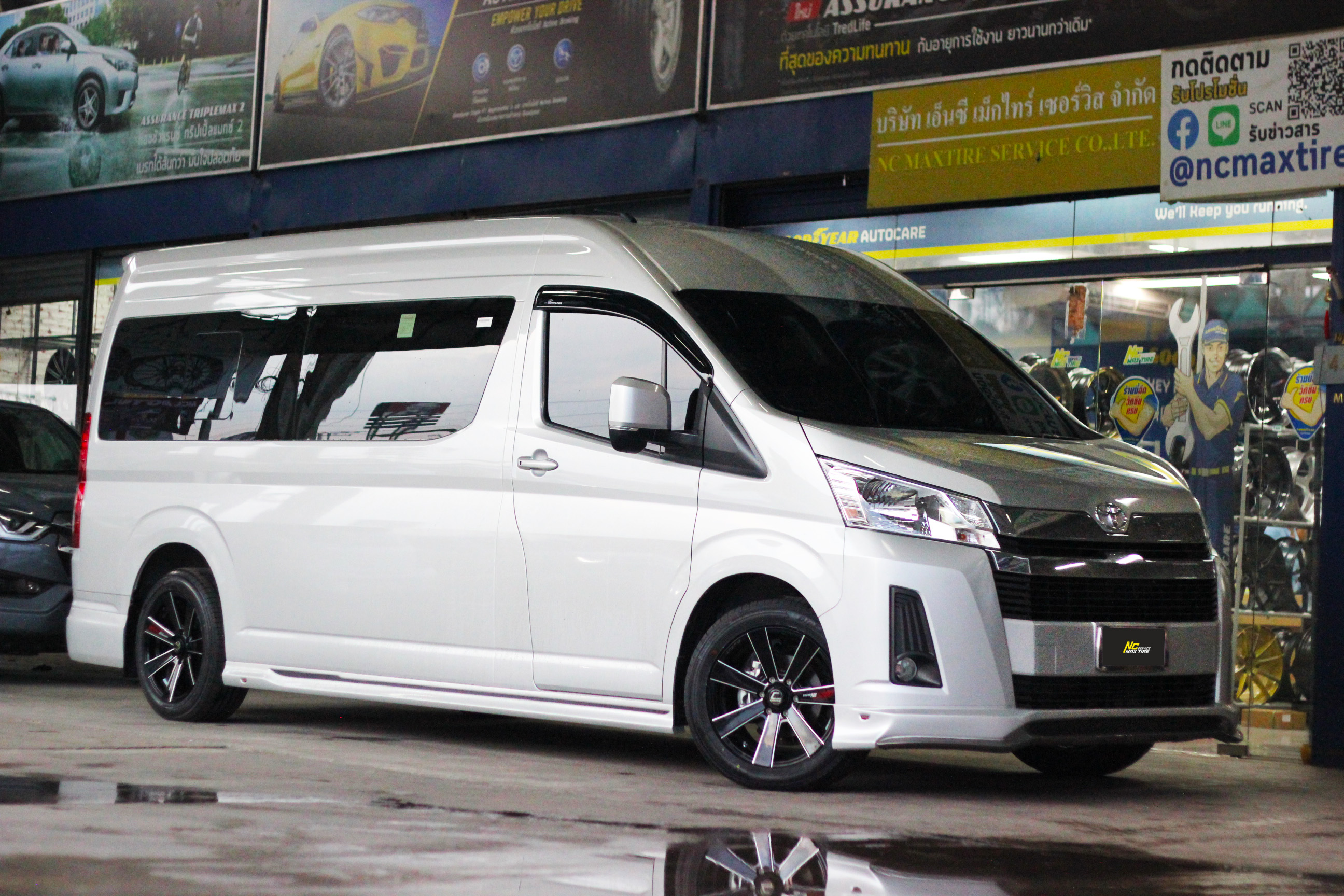 Toyota Commuter / รถตู้ / ล้อแม็กขอบ18 / Cosmis / Innerline / S4 / 18X8.5 6H139.7 ET35 / ล้อแม็กสีดำเงาCNCข้างก้าน / 7 ก้านทรงใบพัด