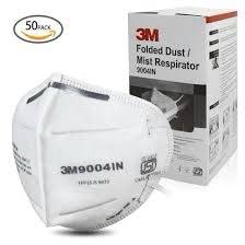 หน้ากากอนามัย 3M รุ่น 9004 IN หน้ากากป้องกันฝุ่นและเชื้อโรค ที่ประกอบด้วยฟิลเตอร์สามชั้น ความสามารถของหน้ากากช่วยหายใจในการกรองฝุ่นละอองขนาด 0.3 ไมครอนสูงกว่า 90 เปอร์เซ็นต์ 1 กล่องบรรจุ 50 ชิ้น