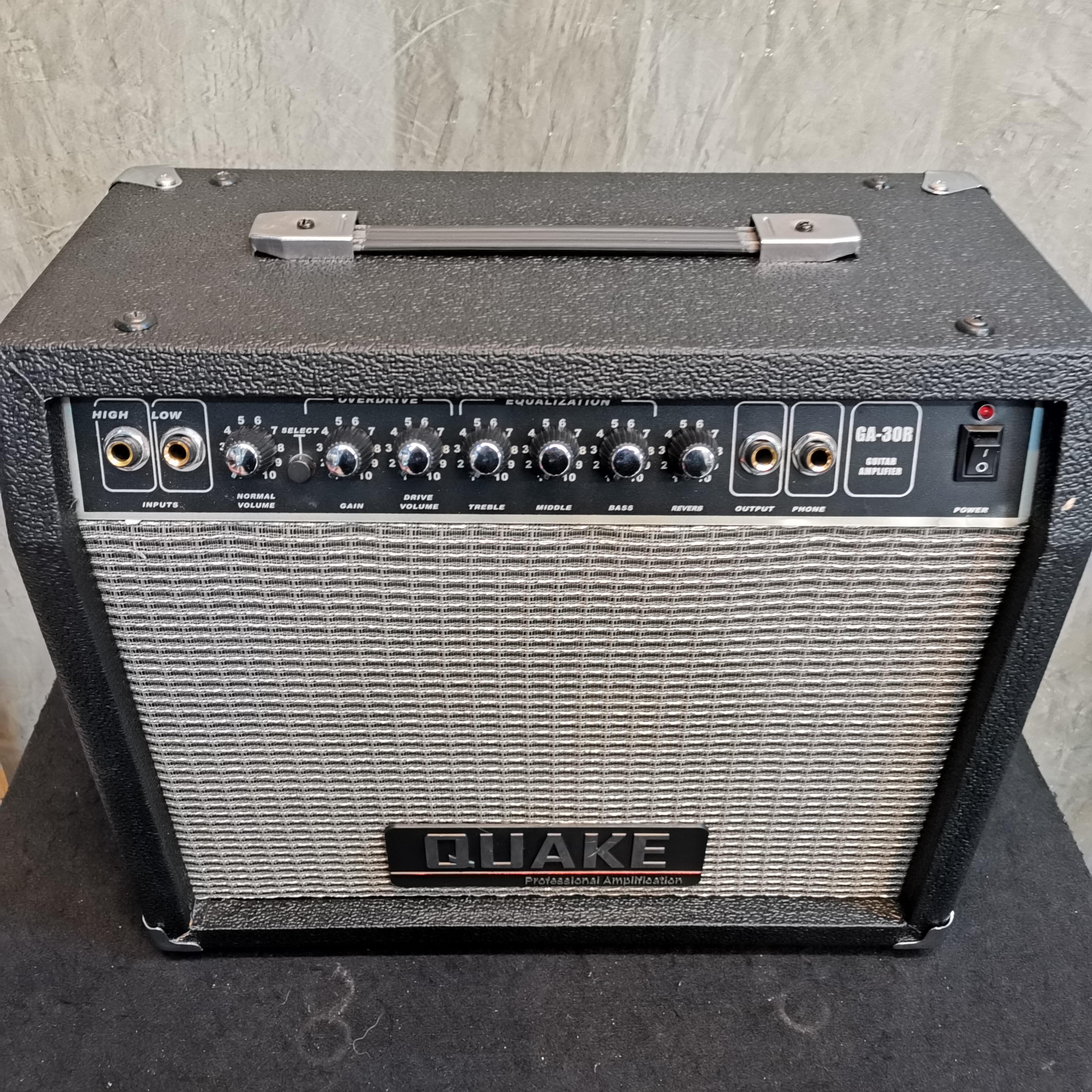 Quake GA-30R แอมป์กีตาร์ไฟฟ้า