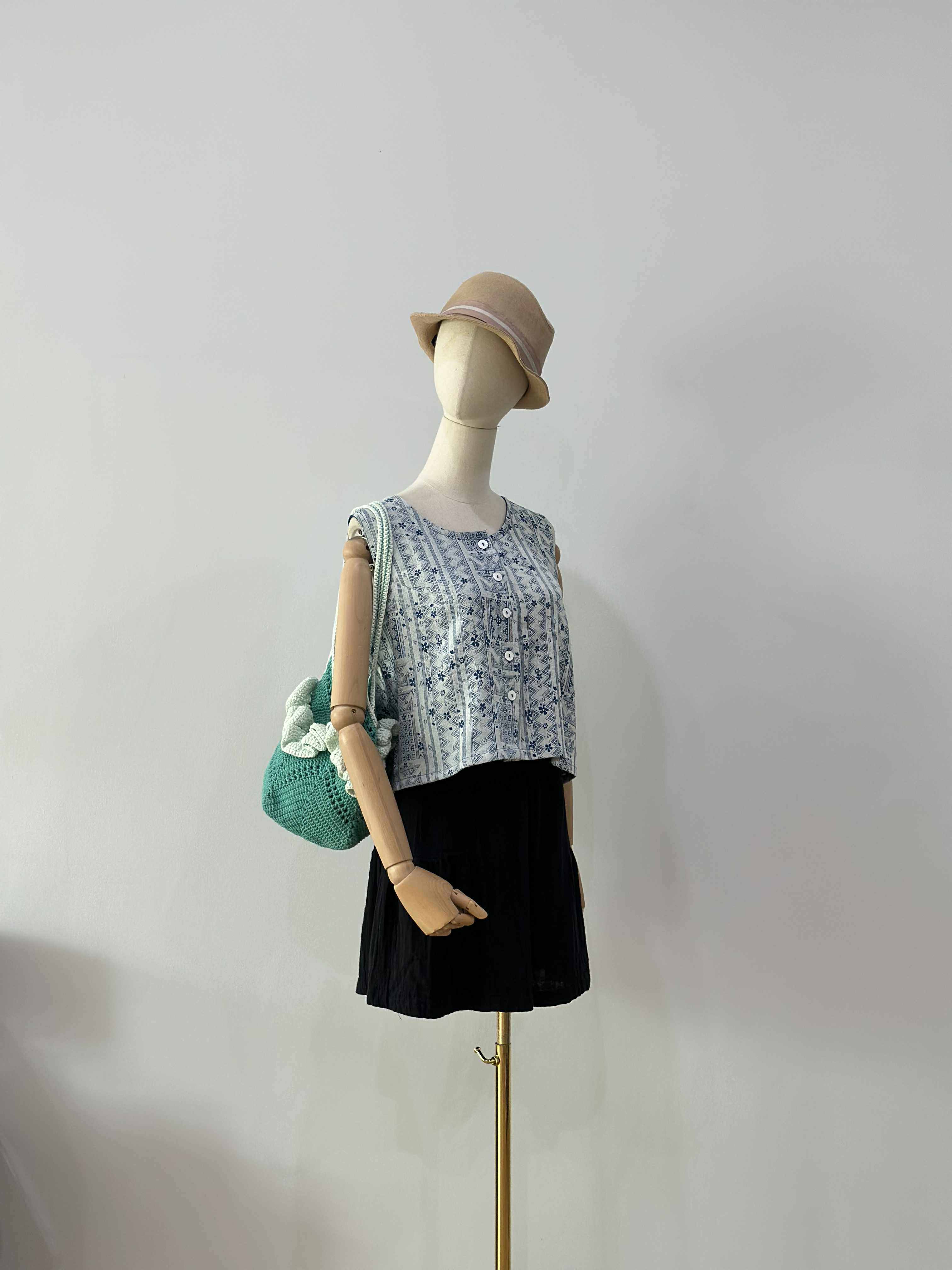 เสื้อครอปแขนเว้า ผ้าฝ้ายเยื่อไผ่กัดลาย