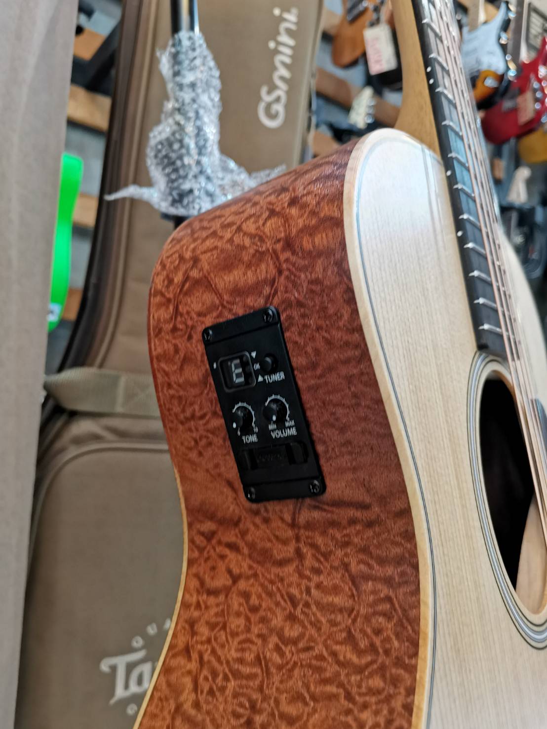 TAYLOR GS MINI-E QUILTED SAPELE LTD/BAG กีตาร์โปร่งไฟฟ้า