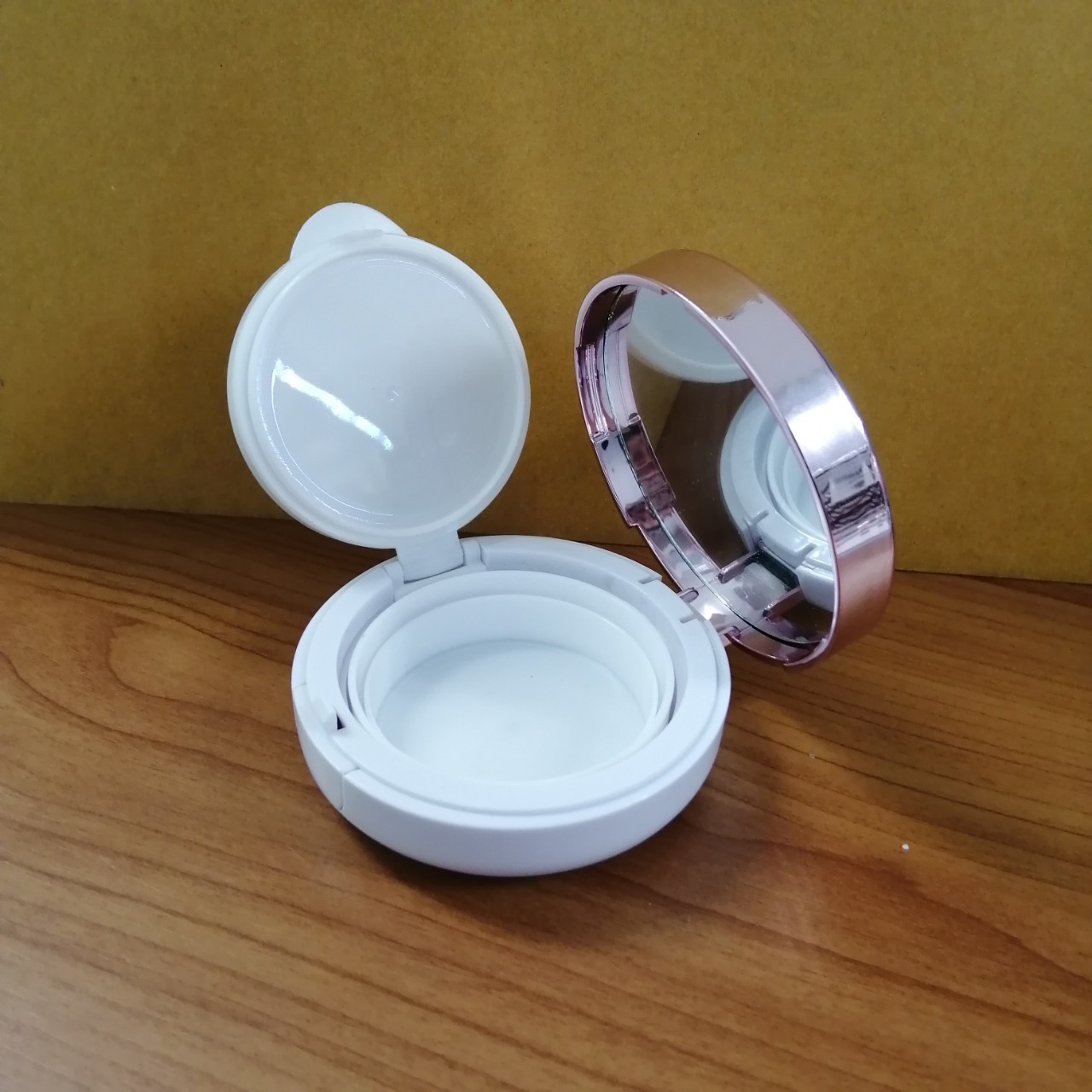 ตลับคุชชั่น ขนาด15กรัม เนื้ออะคริลิค แถมพัฟพร้อมถ้วยด้านใน สีขาวขอบชมพูสีสวย พร้อมจัดส่ง