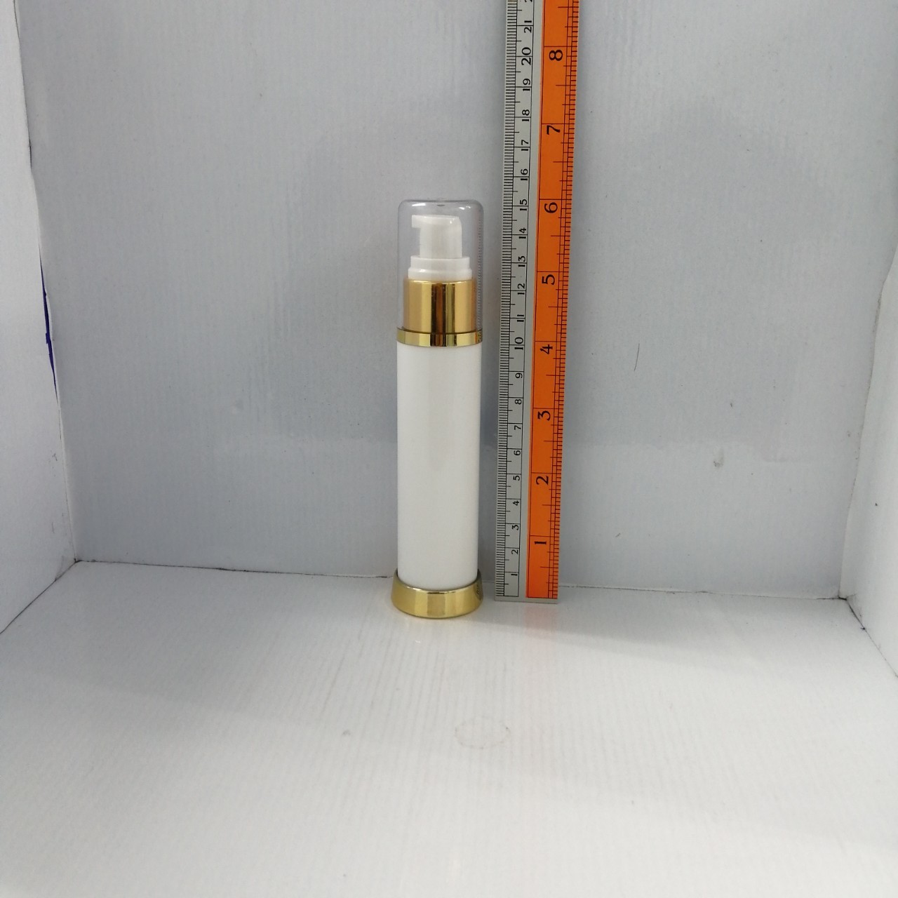 ขวดสูญญากาศ ขนาด50ml สูง15.4cm กว้าง3.5cm รุ่นDb25 สีขาวขอบทอง ขวดปั้มเจลแอลกอฮอล์ สวยหรู ราคาถูก คุณภาพดี มีของพร้อมส่ง
