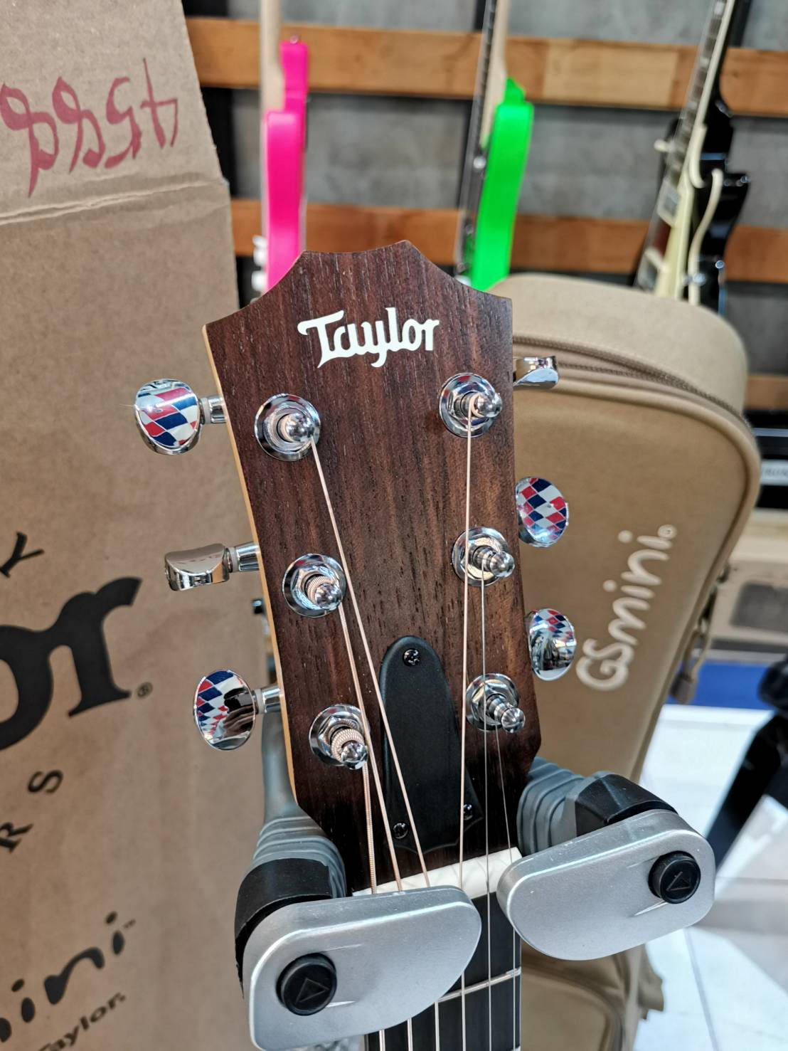 TAYLOR GS MINI-E QUILTED SAPELE LTD/BAG กีตาร์โปร่งไฟฟ้า