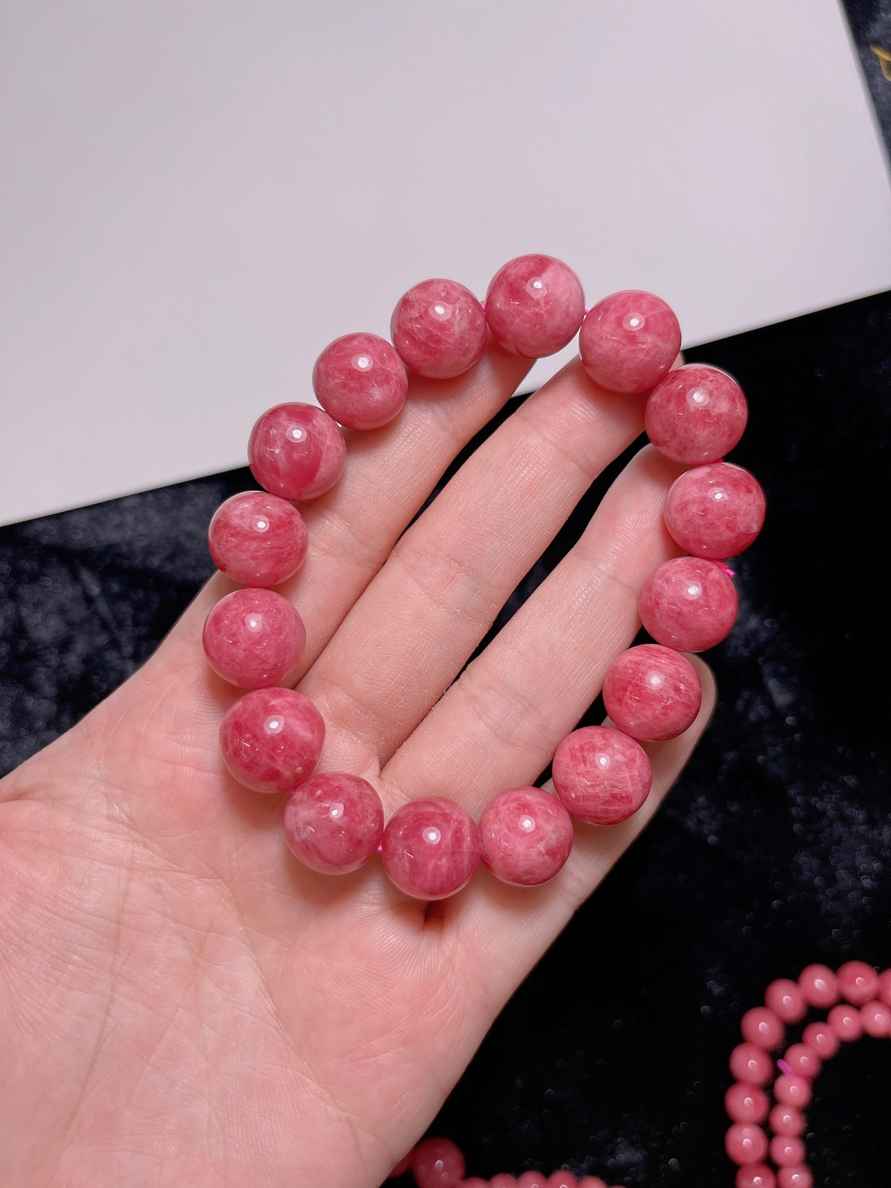 โรโดไนต์ (Rhodonite) AAAA+ ล๊อตนี้สีชมพูหวานฉ่ำ เนื้อสวย ไร้ตำหนิ ไม่ติดสีดำเลย เนื้อเกรดพลอย