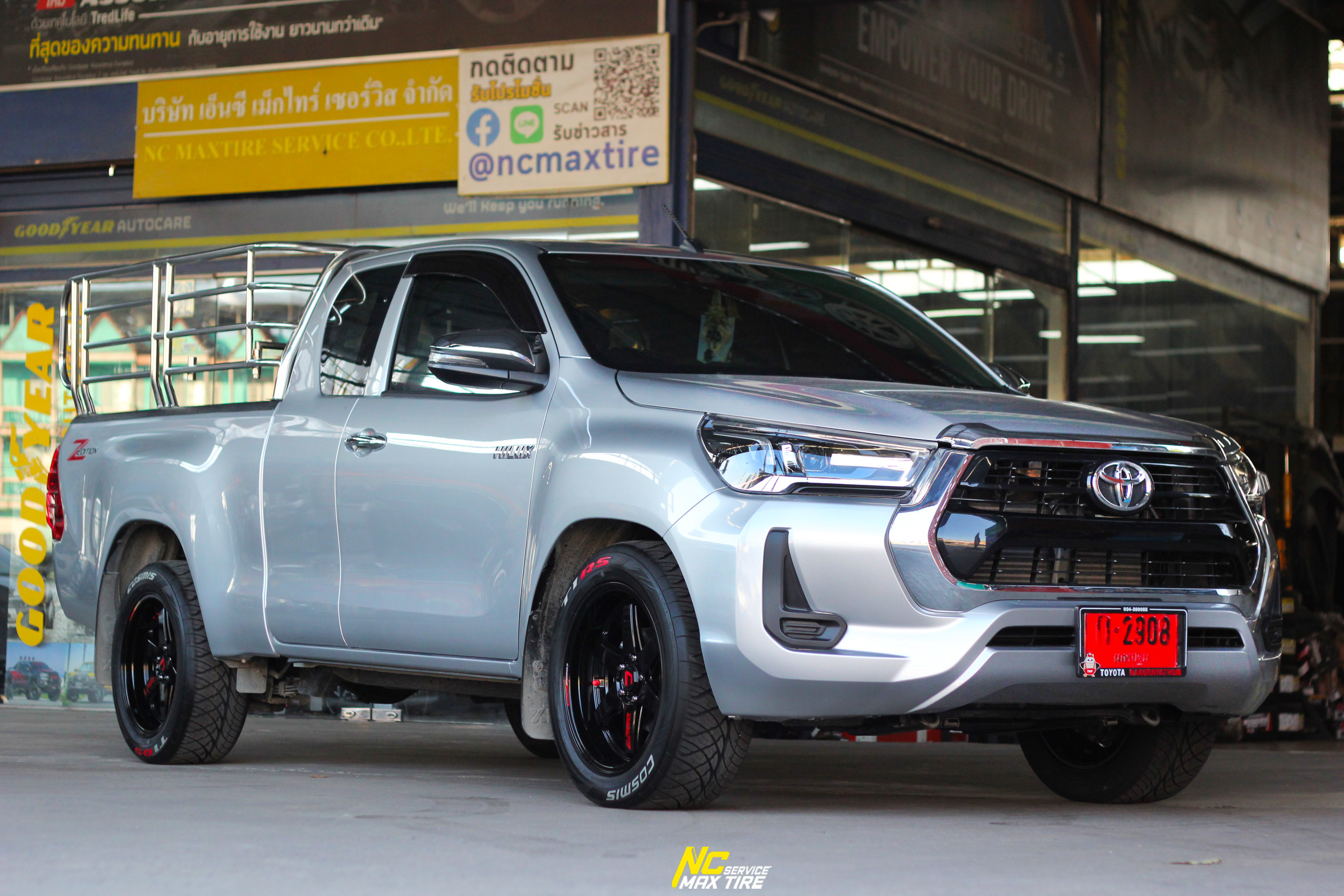 Toyota Hilux Revo / กระบะตัวเตี้ย / ล้อแม็กขอบ18 / Cosmis / Type-R / Revolution / 18x8.5 5H113 ET22 / ล้อแม็กสีดำเงาทั้งวง+CNCตัวหนังสือแดง / T1RS / 255/50R18