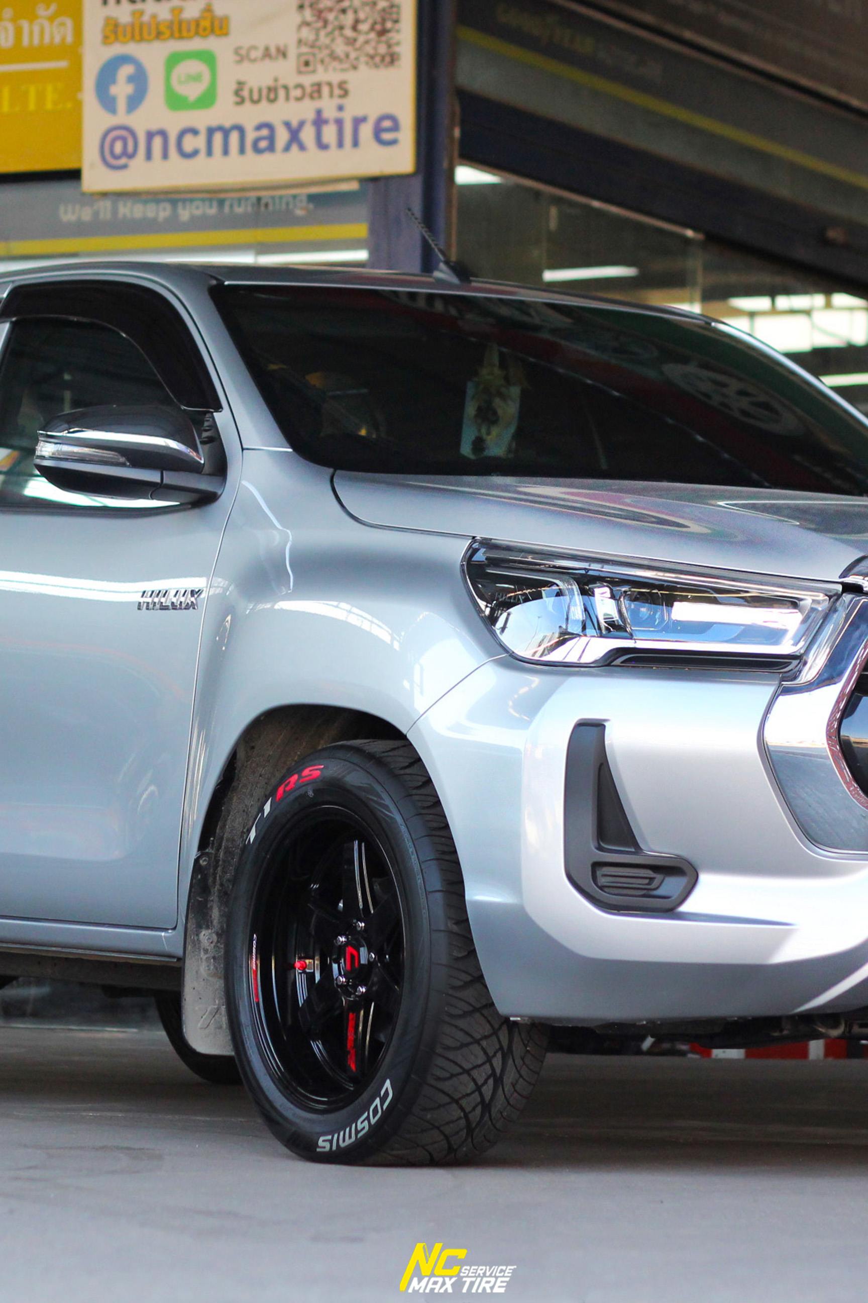 Toyota Hilux Revo / กระบะตัวเตี้ย / ล้อแม็กขอบ18 / Cosmis / Type-R / Revolution / 18x8.5 5H113 ET22 / ล้อแม็กสีดำเงาทั้งวง+CNCตัวหนังสือแดง / T1RS / 255/50R18