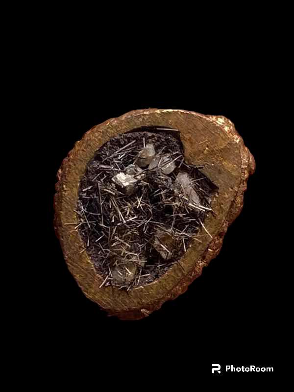 พระกริ่งคู่ชีวิต รุ่นหนึ่งในแผ่นดิน นวะโลกุตระธรรม เนื้อโสฬสมหาจักรพรรดิ์ธาตุเหล็กไหล หลวงปู่หมุนร่วมปลุกเสก