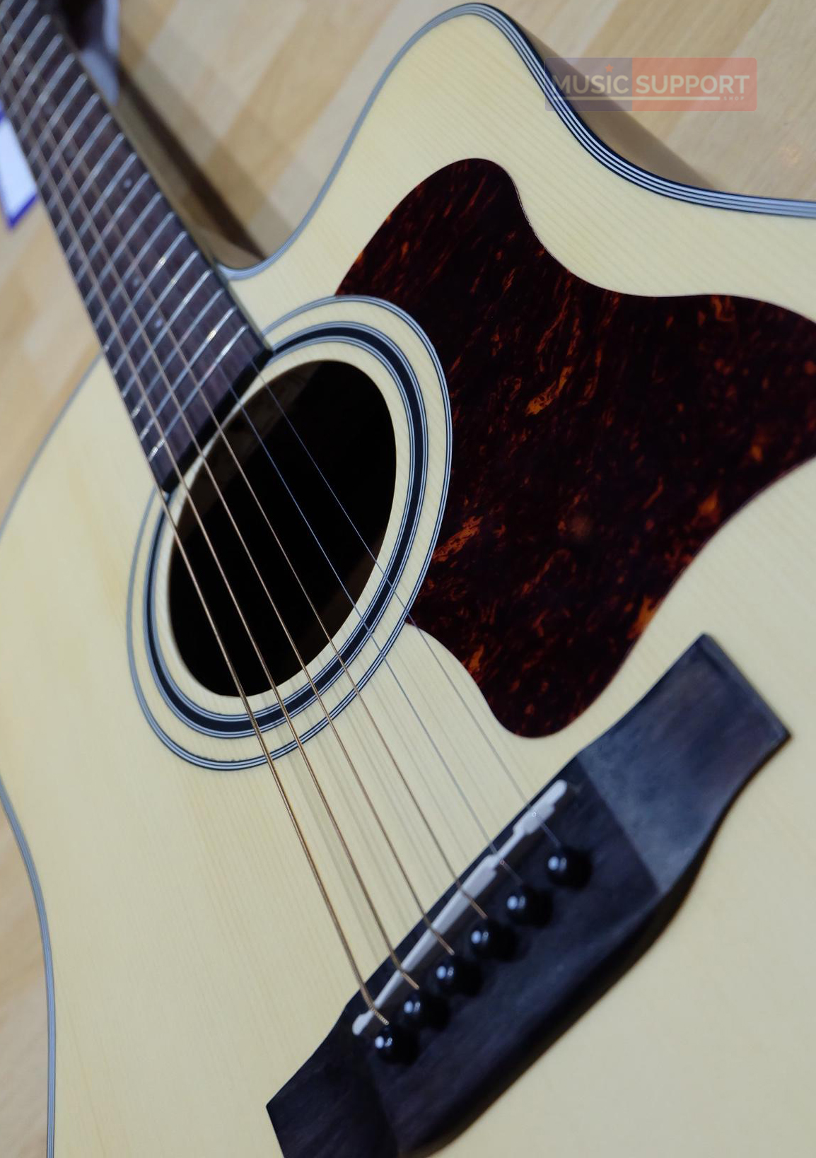 กีต้าร์โปร่งไฟฟ้า Saga D-10CE+กระเป๋า