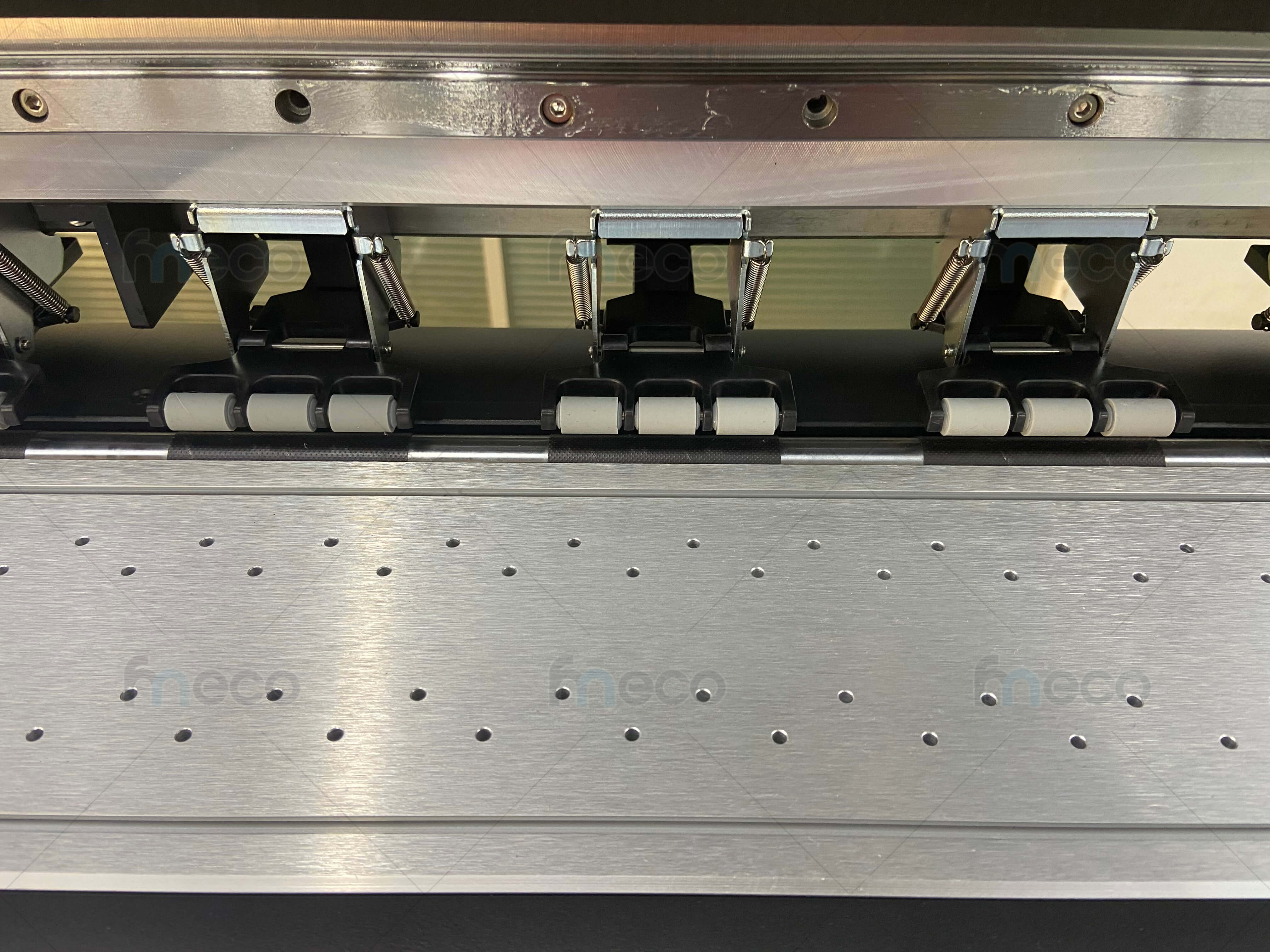 เครื่องพิมพ์อิงค์เจ็ท พิมพ์สติ๊กเกอร์ เครื่องปริ้น ป้าย โลโก้ ฉลากสินค้า เครื่องไวนิล MicroTFP PrecisionCore Eco Solvent inkjet printer