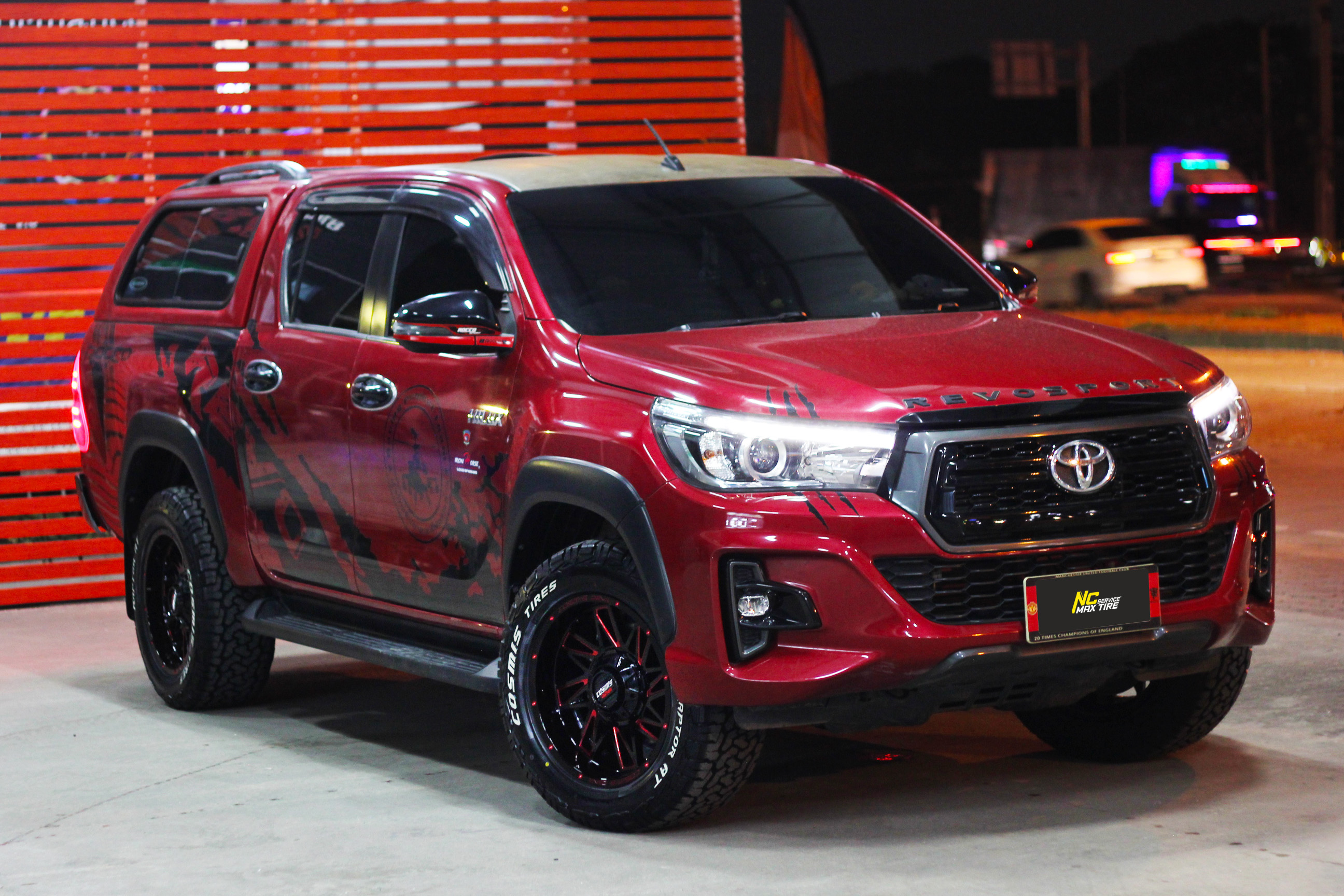 Toyota Hilux Revo Rocco / ล้อแม็กขอบ18 / Cosmis / Devil / SPIN-82 / 18x9.0 2X130H139.7 ET0 / สีดำCNCข้างก้านแดง+CNCตัวหนังสือ / Raptor AT / 265/60R18 / OffRoad